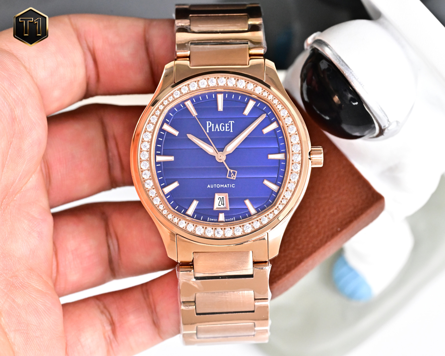 NO:943163,Platinum diamond 50, steel band 50 TW Piaget ultra-thin PIAGET POLO series couple watch, known as the little Nautilus [Wangchai]!  (Piaget Couple Belt Model) An elegant sports watch that can be used for business or sports and leisure. Welcome to compare the details: 1. It is equipped with a customized version of the 1110P automatic winding movement, with a 50-hour power reserve. The 2316L I-shaped strap is matched with a horizontal brushed pattern bead to echo the shape of the case 'a circle in a square, a square in a circle'. Quick-release custom cowhide strap, please pay attention to the details, the color of the strap can be freely matched.  3Watch size: 429.3mm for men and 369.1mm for women. The size and thickness are consistent with the genuine product. 4Double-sided anti-glare sapphire crystal glass. Simple three-hand needle with 6 o'clock calendar. It is elegant and suitable for any occasion. The high-end watch full of sunshine and charm is paired with a polished and matte polished stainless steel bracelet, which perfectly matches the pillow-shaped dial of the round case with beautiful outline.  TW Piaget polo series, please look for exclusive details and welcome,,piaget,cowhide19860909白金钻50 钢带50 TW伯爵超薄PIAGET POLO系列情侣对表,人称小鹦鹉螺[旺柴]！(伯爵情侣皮带款)一款优雅的运动腕表,可商务亦可运动休闲.欢迎对比细节:1搭载定制版改1110P自动上链机芯,拥有50个小时的动力储存.2316L工字带搭配横向拉丝纹中珠呼应表壳“方中带圆,圆中带方”的造型.快拆定制牛皮表带,请认准 细节,皮带颜色可自由搭配. 3腕表尺寸:男款429.3mm.女款369.1mm.尺寸厚度均与正品一致.4表镜双面防眩目蓝宝石水晶玻璃. 简约大三针带6点位日历,上手优雅大气,适合于任何场合佩戴,充满阳光魅力的高级腕表搭配经抛光及雾面打磨的精钢表链,与轮廓优美的圆形表壳枕型表盘完美契合. TW伯爵polo系列,请认准独家细节欢迎,,piaget,cowhide,Watch