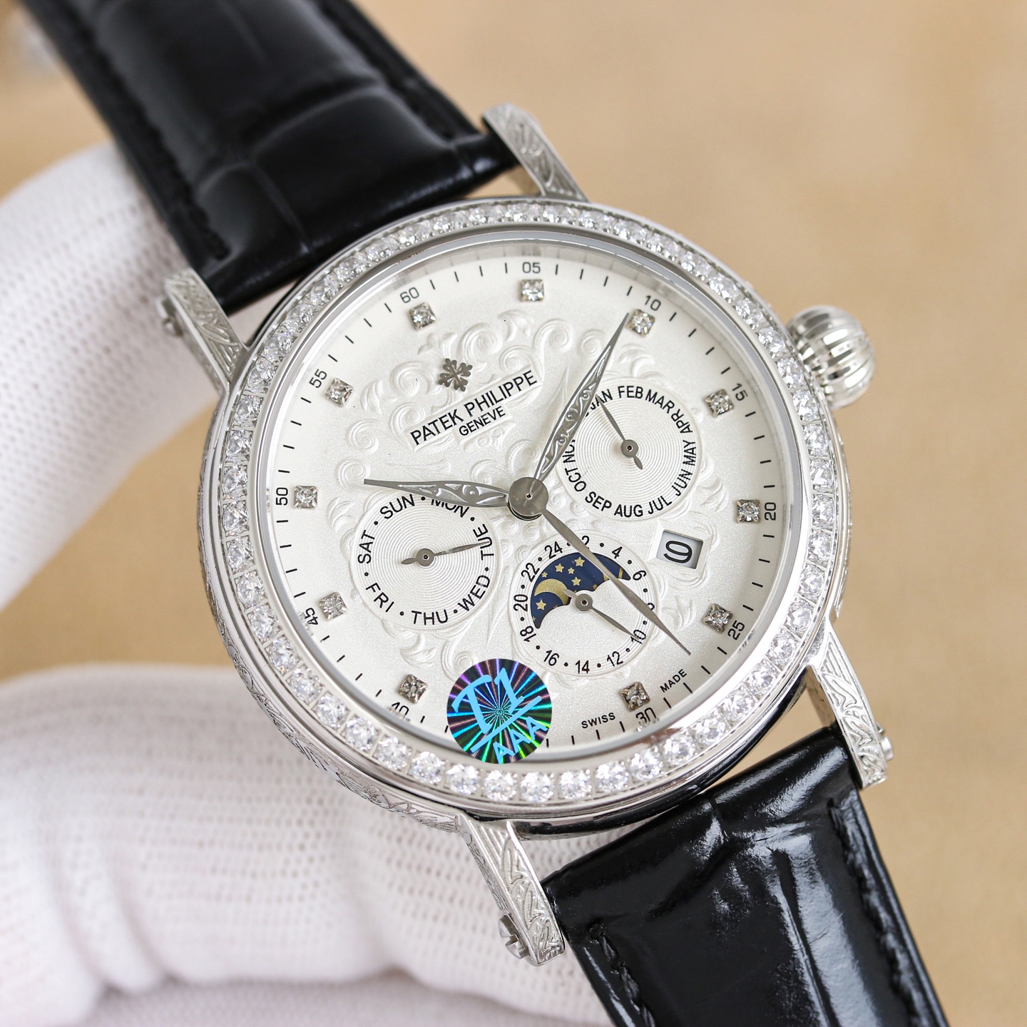 NO:943171,White shell, gold shell, 50 diamonds [Iron scratched silver hook, vigorous and powerful] New product with high appearance value, simple, retro and exquisite craftsmanship!  The best collection of the year - Patek Philippe Classic Super Complex Multi-Functional Perpetual Calendar Function Watch. The team spent more than two years carefully designing it, regardless of cost, daring to be the first, striving for perfection, overcoming many difficulties, and breaking through multiple layers of technical bottlenecks. The movement model is CH 29-upgraded version, with stable quality!  [Strap] Classic Italian calfskin strap with clear texture and good texture. Paired with the top Patek Philippe lantern buckle on the market, it is universal and original without pressure. The elegant Calatrava carved case is very personalized. The 42 mm diameter is suitable for popular male hands. It is consistent with the counter and is very business or leisure.,,patek philippe,cowhide19860909白壳,金壳 钻50【铁划银钩 苍劲有力】高颜值新品 古朴.复古.精湛的工艺！ 年度最佳典藏之作——百达翡丽古典超级复杂多功能 万年历功能腕表 团队历时两年多精心设计,不计成本,敢为人先,力求完美,克服重重难关,突破多层技术瓶颈,机芯型号为CH 29- 升级版,质量稳定！【表带】经典意大利小牛皮表带,纹路清晰,质感好.搭配圈市面最顶级的百达翡丽灯笼表扣,通用原装无压力. 优雅的Calatrava雕花表壳极具个性,42毫米的表径适配大众男性手寸,与专柜一致,非常商务可亦休闲.,,patek philippe,cowhide,Watch