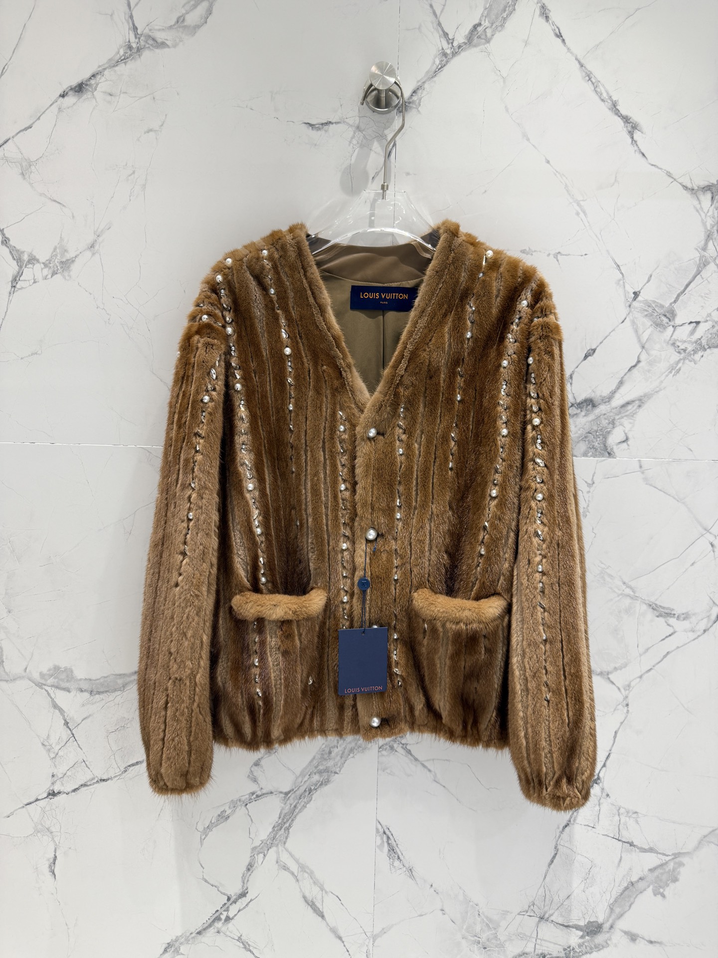 NO:637539,New model, the highest version in the heavy industry bead market, 1:1 original mold customization, Louis Vuitto*n, Louis Vuitton LV mink, new imported Copenhagen velvet mink, small female mink, whole piece ↘ Exquisite temperament, couple style, Size36-38-40, Louis Vuitton-clothing, louis vuitton, louis vuitton, louis vuitton, alexander wang19860909新款 重工订珠市场最高版本 1:1原版开模定制 Louis Vuitto*n 路易威*登LV水貂上新 进口哥本哈根天鹅绒水貂 小母貂整张 ↘精致气质款  情侣款 Size36-38-40,路易威登-服装,louis vuitton,louis vuitton,louis vuitton,alexander wang,Women's clothing