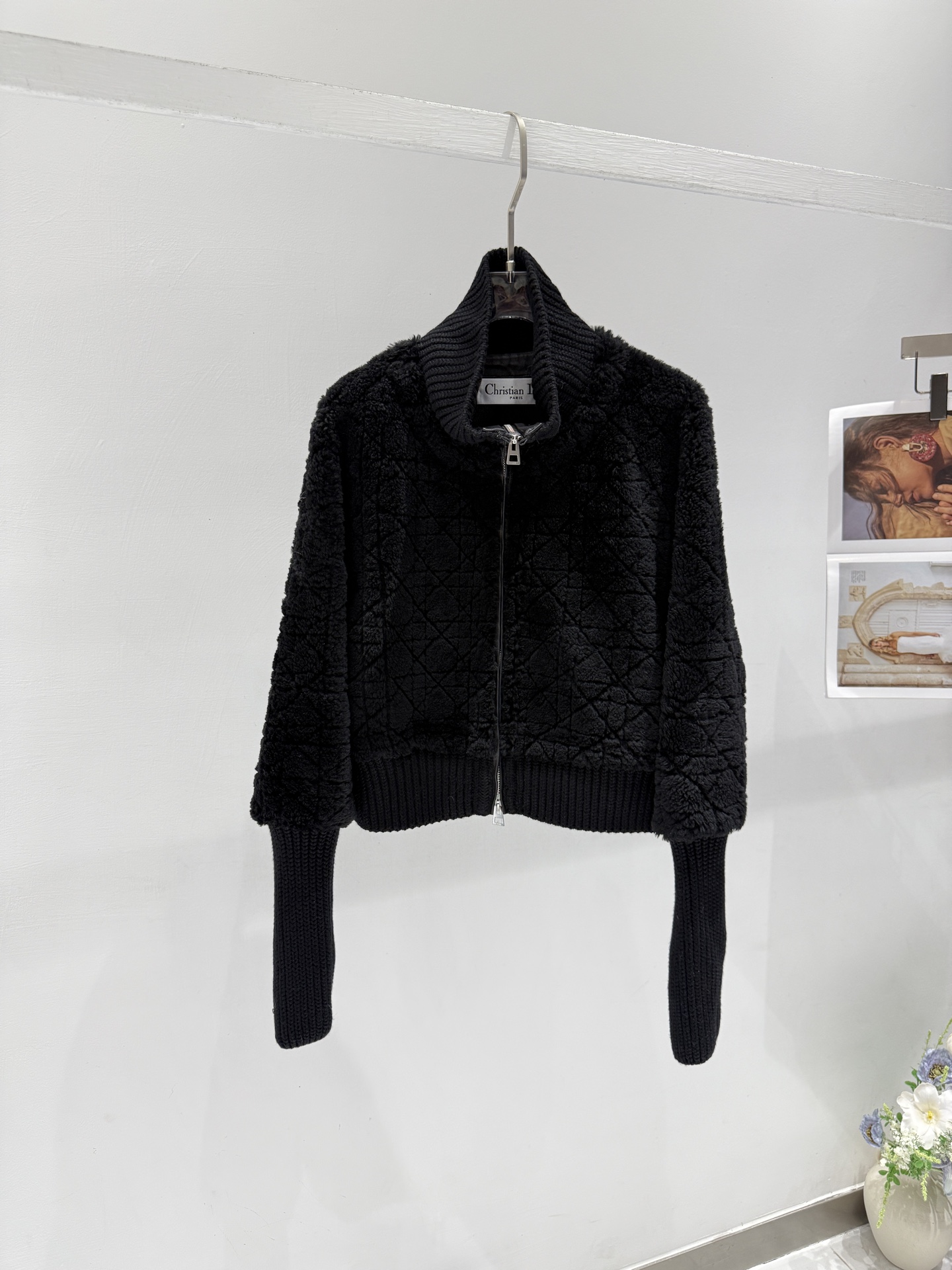 NO:639338,Exclusive first release of high-end original quality Dio*r Dior new autumn and winter products. Original purchase!  Look for the original version!  The classic curved dropped shoulder short design is handsome and fashionable!  Perfect interpretation of a modern and high-end temperament goddess. The material is customized with wool and fur. The texture is quite wide and the upper body is slimming!  Lightweight and warm fabric ~ Exclusive version of imported machine gap-to-grid lining!  Perfect workmanship quality depends on the details!  Flash sale of all versions in the market Size36-38-40-42, Dior-clothing, dior, dior, alexander wang19860909独家首发高端原单品质 Dio*r迪奥 秋冬新品 原版购入！认准原版！经典弧形落肩短款设计帅气又时髦！完美演绎摩登高级的气质女神. 材质定制羊毛皮毛一体 质感挺阔版型上身巨显瘦！轻盈保暖面料～独家版本进口机缝隙对格里衬！完美做工品质看细节！秒杀市场所有版本 Size36-38-40-42,迪奥-服装,dior,dior,alexander wang,Women's clothing