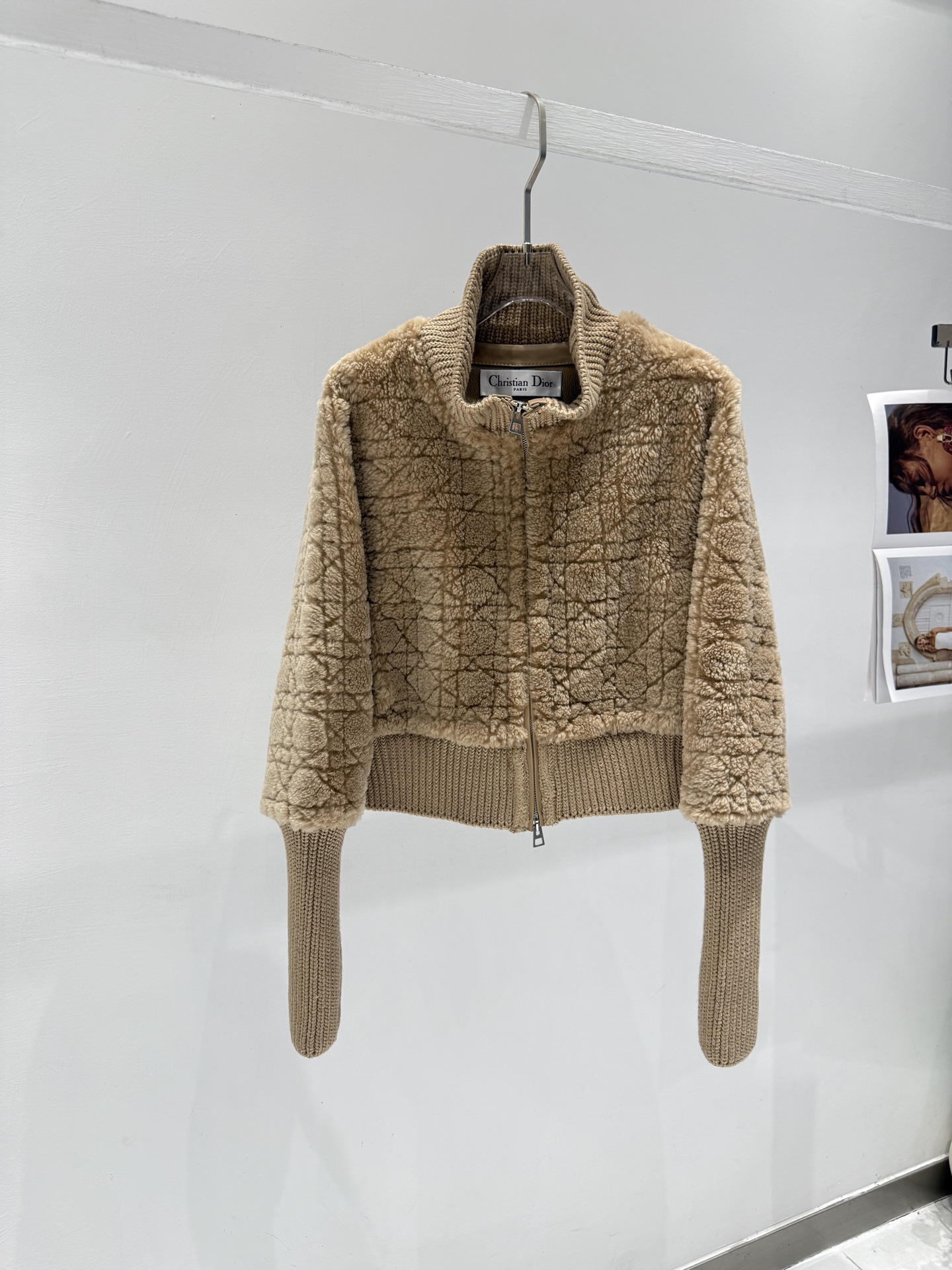 NO:639340,Exclusive first release of high-end original quality Dio*r Dior new autumn and winter products. Original purchase!  Look for the original version!  The classic curved dropped shoulder short design is handsome and fashionable!  Perfect interpretation of a modern and high-end temperament goddess. The material is customized with wool and fur. The texture is quite wide and the upper body is slimming!  Lightweight and warm fabric ~ Exclusive version of imported machine gap-to-grid lining!  Perfect workmanship quality depends on the details!  Flash sale of all versions in the market Size36-38-40-42, Dior-clothing, dior, dior, alexander wang19860909独家首发高端原单品质  Dio*r迪奥 秋冬新品 原版购入！认准原版！经典弧形落肩短款设计帅气又时髦！完美演绎摩登高级的气质女神. 材质定制羊毛皮毛一体 质感挺阔版型上身巨显瘦！轻盈保暖面料～独家版本进口机缝隙对格里衬！完美做工品质看细节！秒杀市场所有版本 Size36-38-40-42,迪奥-服装,dior,dior,alexander wang,Women's clothing