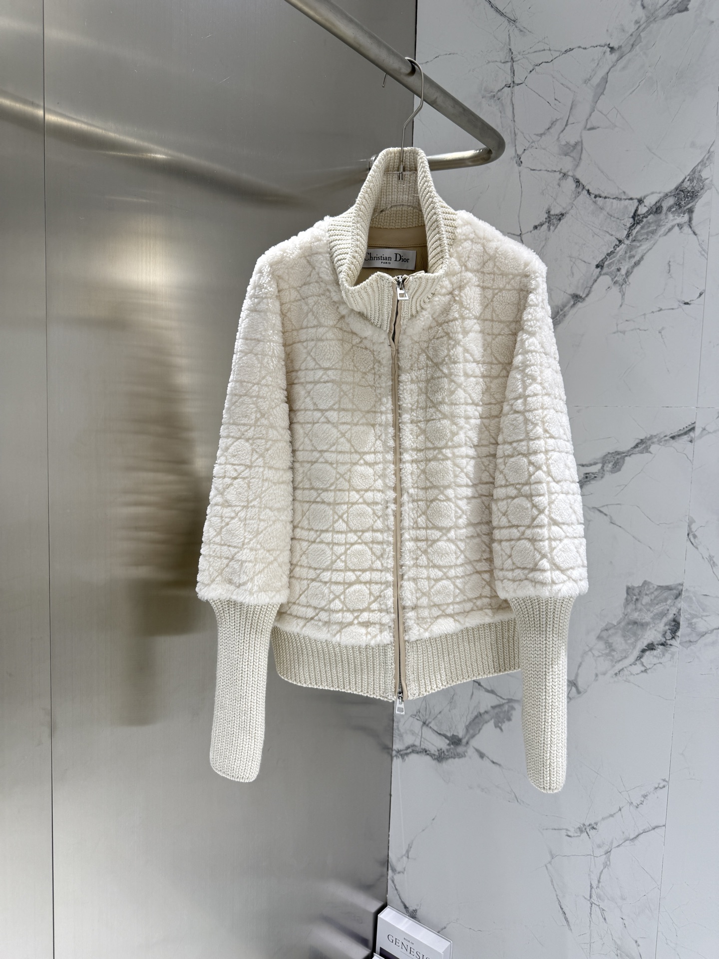 NO:639342,Exclusive first release of high-end original quality Dio*r Dior new autumn and winter products. Original purchase!  Look for the original version!  The classic curved dropped shoulder short design is handsome and fashionable!  Perfect interpretation of a modern and high-end temperament goddess. The material is customized with wool and fur. The texture is quite wide and the upper body is slimming!  Lightweight and warm fabric ~ Exclusive version of imported machine gap-to-grid lining!  Perfect workmanship quality depends on the details!  Flash sale of all versions in the market Size36-38-40-42, Dior-clothing, dior, dior, alexander wang19860909独家首发高端原单品质 Dio*r迪奥 秋冬新品 原版购入！认准原版！经典弧形落肩短款设计帅气又时髦！完美演绎摩登高级的气质女神. 材质定制羊毛皮毛一体 质感挺阔版型上身巨显瘦！轻盈保暖面料～独家版本进口机缝隙对格里衬！完美做工品质看细节！秒杀市场所有版本 Size36-38-40-42,迪奥-服装,dior,dior,alexander wang,Women's clothing