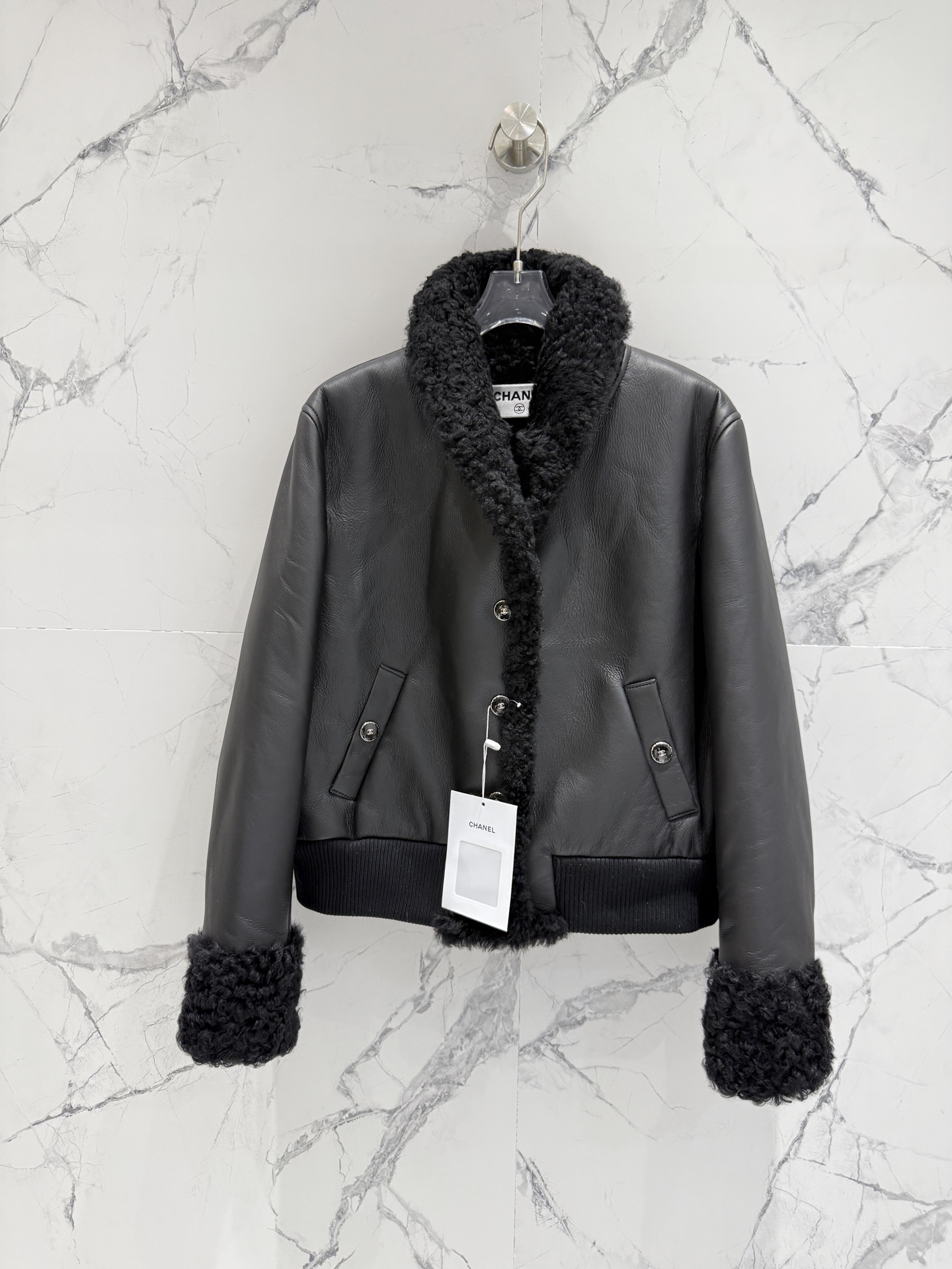 NO:901098,｜Chane*l Xiaoxiang Chanel｜Sheepskin fur all in one｜Original hardware mold customization Original customization!  So many celebrities have the same style!  The material is wool, fur and merino fur, creating that delicate texture. The hand feel is unmatched by other materials, and it is soft and comfortable to wear. You can see the workmanship quality for yourself. Women's model Size 36-38-40-42, Chanel-clothing, chanel, chanel, sheepskin,19860909｜Chane*l 小香 香奈儿｜羊皮皮毛一体｜ 原版五金开模定制 原版定制！超多明星同款！ 材质羊毛皮毛美利奴皮毛一体, 营造出那种细腻的质感,手感是其他材质无法比拟的柔软,穿起来柔软舒服. 做工品质自己看. 女款Size36-38-40-42,香奈儿-服装,chanel,chanel,sheepskin,,Women's clothing