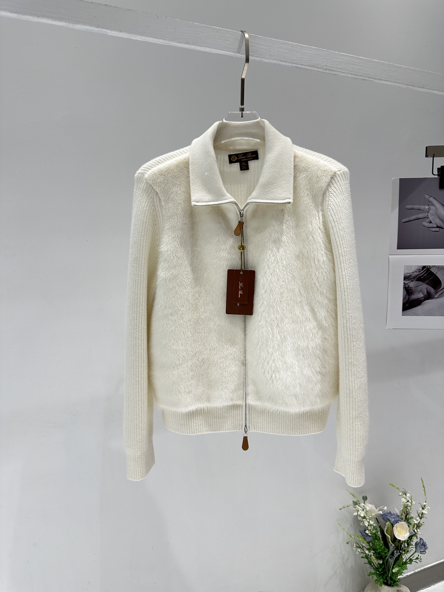 NO:637545,Advanced customization workshop series. Original purchase and development. Top quality Loro Piana* LP mink model. 1:1 original mold customization. Material imported mink + cashmere. All hardware details are 1:1 mold with logo. Simple and fashionable lapel style. Multiple ways to wear. Warm and stylish. Clothes you can put on all day and never want to take them off. Super versatile!  Women's Size36-38-40-42,women's clothing,loro piana,loro piana,alexander wang19860909高级定制手工坊系列 原版购入开发 顶级品质  Loro Piana* LP 水貂款 1:1原版开模定制 材质进口水貂+羊绒 所有五金细节1:1开模配logo 简约时尚翻领款 多种穿法 保暖又有型 一天可以穿上就不想脱下的衣服 超级百搭款！ 女款Size36-38-40-42,女装,loro piana,loro piana,alexander wang,Women's clothing