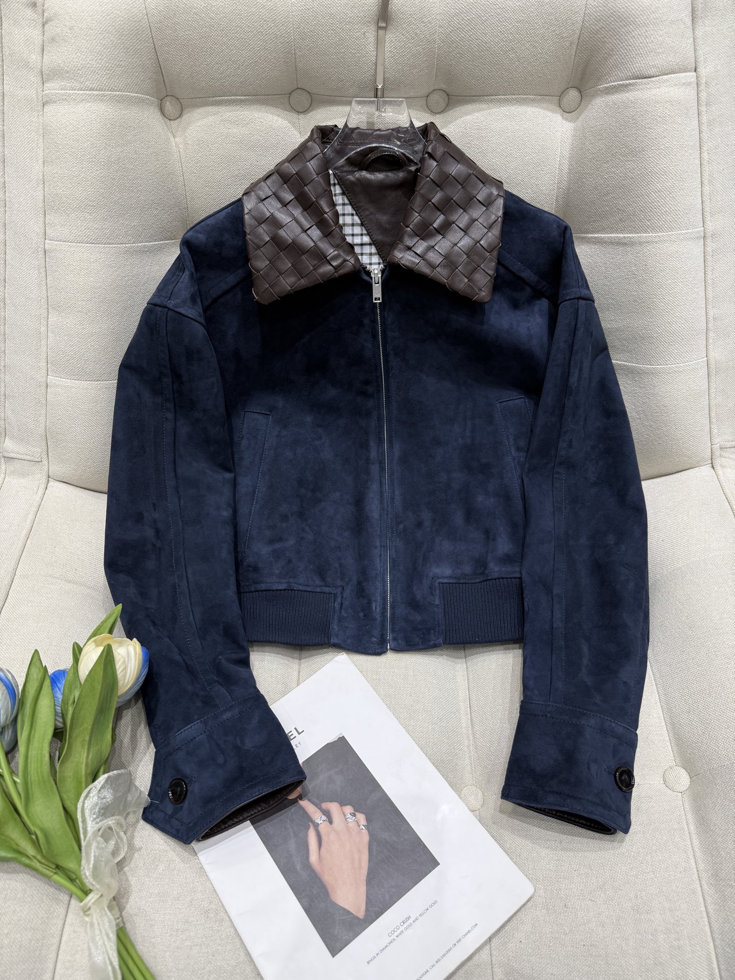 NO:780901,| BVTTEGA VENET*A BV | Rare lapel style | Detachable lapel | 1:1 original mold customization | In the early autumn season, we have a different woven leather jacket for you!  Can be paired with shorts and leather pants, super fashionable!  The imported material counter specializes in lambskin, which is perfectly comparable to ZP leather, soft and delicate, and feels like a child's skin. The well-woven tailoring and high-end silhouette make it a rare fashion item. The shoulders are dropped, and the craftsmanship of the woven collar makes this item look more refined!  Customers who want the ultimate in high-end customization can get it. Women's size 36-38-40-42, Bottega Veneta-clothing,bottega veneta,bottega veneta,shorts,leather jacket,sheepskin,19860909｜BVTTEGA VENET*A BV｜ 难得一见的翻领款｜翻领可拆卸｜1:1原版开模定制款｜ 初秋的季节、给你们出一款不一样的编织皮衣！可以搭配短裤皮裤,超时尚！ 材质进口专柜特供小羊皮,完美媲美ZP皮质、柔软细腻、手感摸起来跟小孩的皮肤一样.编织精良裁剪和高级廓型让它成为一件不可多得的时尚单品.肩部落肩,编织衣领的工艺让这件单品看起来更加精致！需要极致高定的顾客可入手啦 女款Size36-38-40-42,葆蝶家-服装,bottega veneta,bottega veneta,shorts,leather jacket,sheepskin,,Women's clothing
