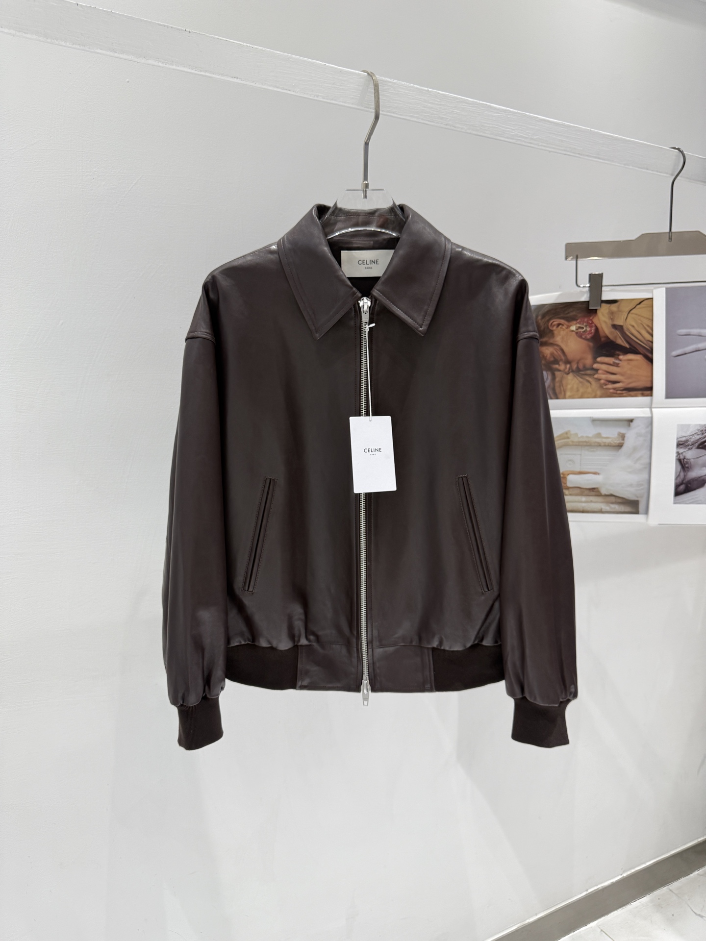 NO:777285,| Celin*e - Celin* Lapel Series | This year's Celin*e is super popular, with lapel design, dropped shoulders, color that makes the skin whiter, and the upper body effect becomes everyday and approachable, practical and stylish. The material is imported sheepskin!  The original mold is made for customization, the whole leather is cut for customization, the hardware zippers are consistent with ZP, the upper body is very versatile. Women's model Size36-38-40-42, Celine-clothing, celine, celine, sheepskin,19860909｜Celin*e - 赛*琳｜翻领系列｜ 今年的塞*琳超级火的节奏,翻领设计、落肩款、颜色显皮肤白、上身效果变得日常可亲、实用又具造型款. 材质进口绵羊皮！原版开模定制 整张皮开料定制 五金拉链均与ZP一致、上身而且特别百搭. 女款Size36-38-40-42,赛琳-服装,celine,celine,sheepskin,,Women's clothing