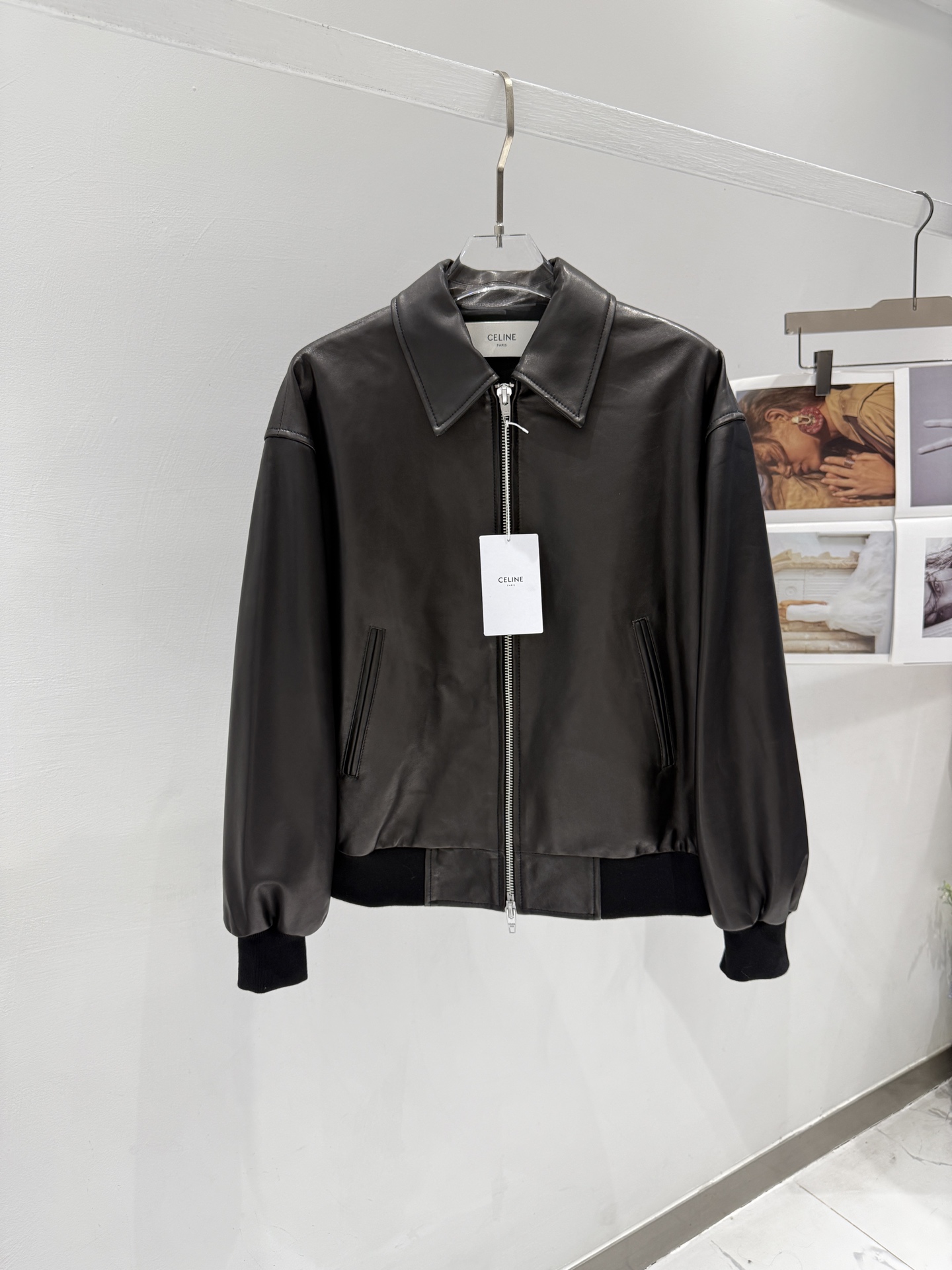 NO:777295,| Celin*e - Celin* Lapel Series | This year's Celin*e is super popular, with lapel design, dropped shoulders, color that makes the skin whiter, and the upper body effect becomes everyday and approachable, practical and stylish. The material is imported sheepskin!  The original mold is made for customization, the whole leather is cut for customization, the hardware zippers are consistent with ZP, the upper body is very versatile. Women's model Size36-38-40-42, Celine-clothing, celine, celine, sheepskin,19860909｜Celin*e - 赛*琳｜翻领系列｜ 今年的塞*琳超级火的节奏,翻领设计、落肩款、颜色显皮肤白、上身效果变得日常可亲、实用又具造型款. 材质进口绵羊皮！原版开模定制 整张皮开料定制 五金拉链均与ZP一致、上身而且特别百搭. 女款Size36-38-40-42,赛琳-服装,celine,celine,sheepskin,,Women's clothing