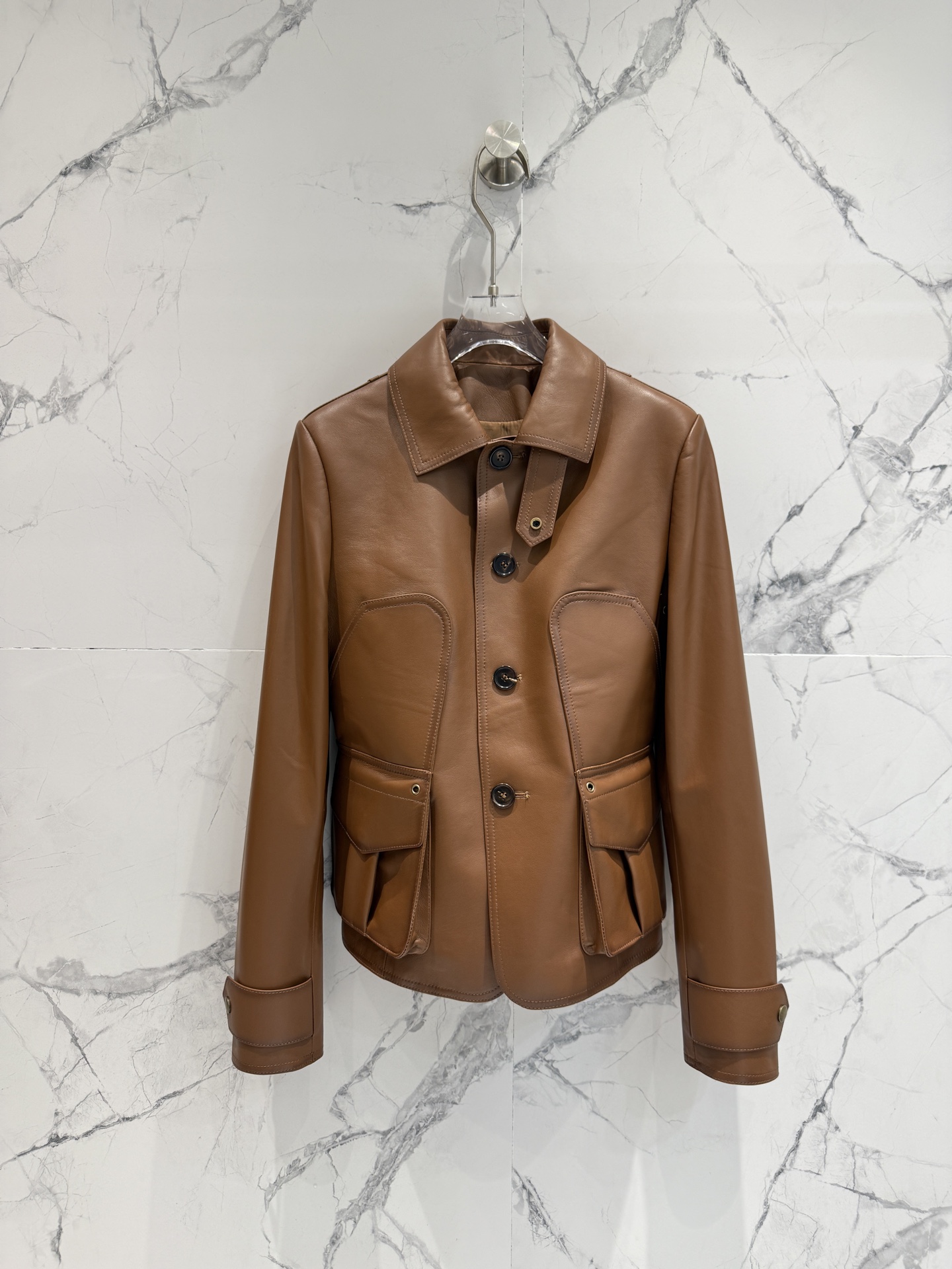 NO:946280,Ralph.L old money style outfit with a stand-up collar jacket!  The material is imported sheepskin, rubbed and distressed, with classic pockets and a slim fit. The upper body is versatile and easy to wear!  Perfect workmanship quality depends on the details!  Size36-38-40-42,women's clothing,loro piana,jackets & coats,jackets & coats,sheepskin,19860909拉夫劳*伦Ralph.L 老钱风穿搭 翻立领夹克外套！ 材质进口绵羊皮擦色做旧 经典插兜修身 上身百搭不挑人！完美做工品质看细节！ Size36-38-40-42,女装,loro piana,jackets & coats,jackets & coats,sheepskin,,Women's clothing