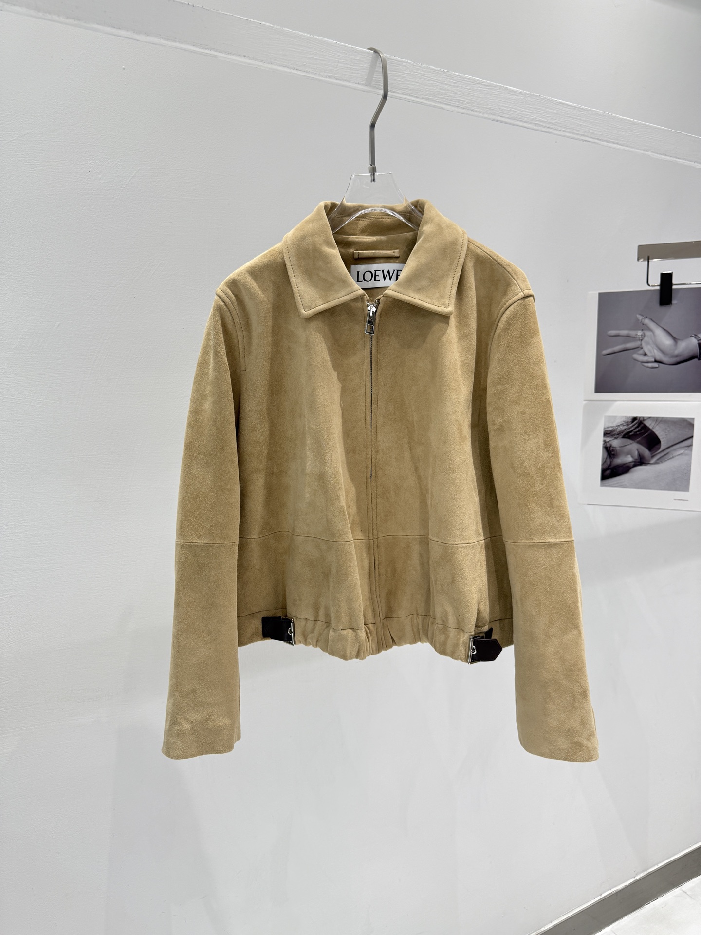 NO:777309,The latest Loew*e leather jacket is here!  1:1 original hardware mold customization. This is a slightly off-shoulder model. The material is imported sheep suede. The buttons are original 1:1 with logo!  It is the prerequisite for those buyers who have absolute requirements for quality. It has style and style. The important thing is to look slim when worn. It is tied up to show the waist and is full of femininity. When worn open, it is natural and free. Women's size 36-38-40-42, Loewe-clothing, loewe, loewe, leather jacket, sheepskin,19860909最新款Loew*e 罗意*威皮衣来了！1:1原版五金开模定制 这款是微廓落肩款 材质进口羊反绒羊皮 扣子原版1:1配logo！是那些对品质要求的绝对买家入手的条件.有款有型,重要的穿上贼显瘦,系起来穿显腰身女人味十足,敞开穿自然洒脱. 女款Size36-38-40-42,罗意威-服装,loewe,loewe,leather jacket,sheepskin,,Women's clothing