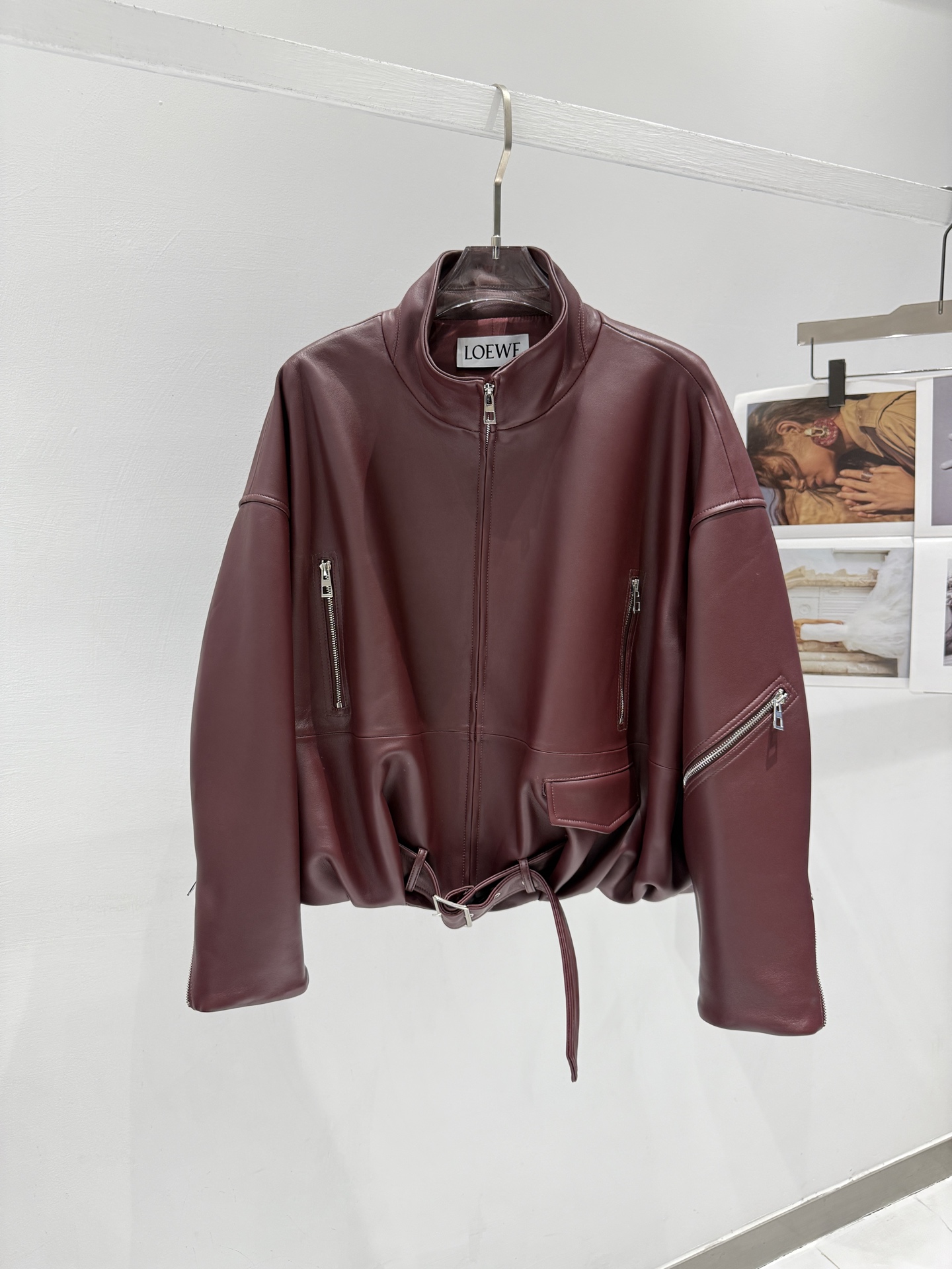 NO:777356,The latest Loew*e leather jacket is here!  1:1 original hardware mold customization. This is a slightly off-shoulder model. The material is imported sheepskin. The buttons are original 1:1 with logo!  It is the prerequisite for those buyers who have absolute requirements for quality. It has style and style. The important thing is to look slim when worn. It is tied up to show the waist and is full of femininity. When worn open, it is natural and free. Women's size 36-38-40-42, Loewe-clothing, loewe, loewe, leather jacket, sheepskin,19860909最新款Loew*e 罗意*威皮衣来了！1:1原版五金开模定制 这款是微廓落肩款 材质进口羊皮 扣子原版1:1配logo！是那些对品质要求的绝对买家入手的条件.有款有型,重要的穿上贼显瘦,系起来穿显腰身女人味十足,敞开穿自然洒脱. 女款Size36-38-40-42,罗意威-服装,loewe,loewe,leather jacket,sheepskin,,Women's clothing