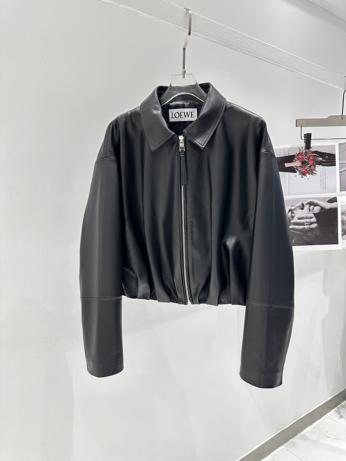 NO:784782,The latest Loew*e leather jacket is here!  1:1 original hardware mold customization. This is a micro-profile dropped shoulder lapel model, imported lambskin, and original 1:1 buttons with logo!  It is the prerequisite for those buyers who have absolute requirements for quality. It has style and style. The important thing is to look slim when worn. It is tied up to show the waist and is full of femininity. When worn open, it is natural and free. Women's size 36-38-40-42, Loewe-clothing, loewe, loewe, leather jacket, sheepskin,19860909最新款Loew*e 罗意*威皮衣来了！1:1原版五金开模定制 这款是微廓落肩翻领款,进口小羊皮,扣子原版1:1配logo！是那些对品质要求的绝对买家入手的条件.有款有型,重要的穿上贼显瘦,系起来穿显腰身女人味十足,敞开穿自然洒脱. 女款Size36-38-40-42,罗意威-服装,loewe,loewe,leather jacket,sheepskin,,Women's clothing