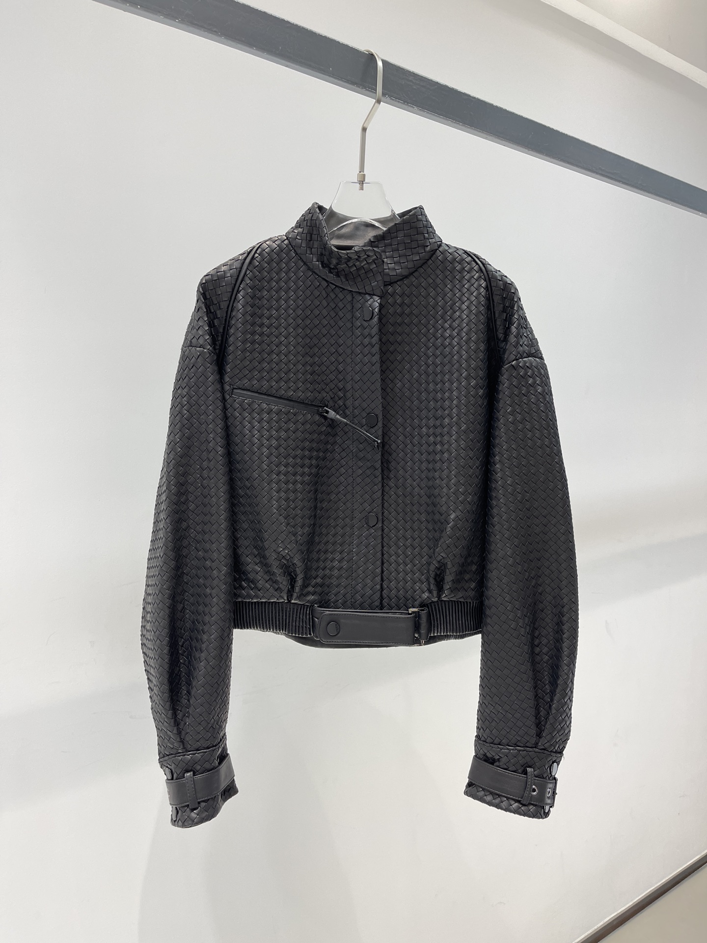 NO:870663,｜BVTTEGA VENET*A BV｜ ｜Heavy woven style｜1:1 original molded custom style｜In the early autumn season, we have a different woven leather jacket for you!  Can be paired with shorts and leather pants, super fashionable!  The imported material special counter specializes in lambskin, which is perfectly comparable to ZP leather, soft and delicate, and feels like a child's skin. The well-woven tailoring and high-end silhouette make it a rare fashion item. It can have a good styling effect!  The weaving process makes this piece look more refined!  Customers who want the ultimate in high-end customization can get it. Women's size 36-38-40-42, Bottega Veneta-clothing,bottega veneta,bottega veneta,shorts,leather jacket,sheepskin,19860909｜BVTTEGA VENET*A BV｜ ｜重工编制款｜1:1原版开模定制款｜ 初秋的季节、给你们出一款不一样的编织皮衣！可以搭配短裤皮裤,超时尚！ 材质进口专柜特供小羊皮,完美媲美ZP皮质、柔软细腻、手感摸起来跟小孩的皮肤一样.编织精良裁剪和高级廓型让它成为一件不可多得的时尚单品.能起到很好的定型效果！编织的工艺让这件单品看起来更加精致！需要极致高定的顾客可入手啦 女款Size36-38-40-42,葆蝶家-服装,bottega veneta,bottega veneta,shorts,leather jacket,sheepskin,,Women's clothing