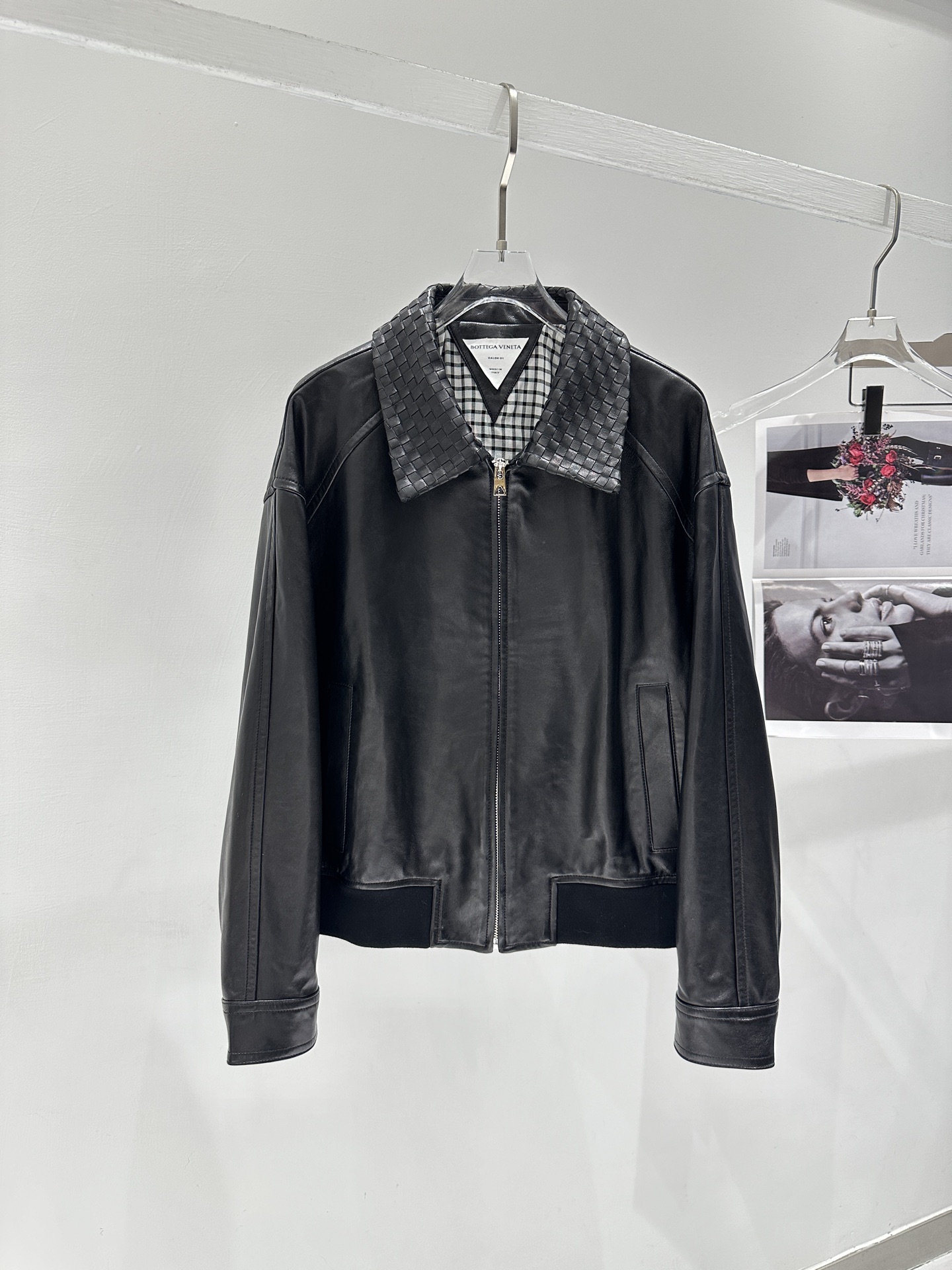 NO:902237,| BVTTEGA VENET*A BV | Rare lapel style | Detachable lapel | 1:1 original mold customization | In the early autumn season, we have a different woven leather jacket for you!  Can be paired with shorts and leather pants, super fashionable!  The imported material counter specializes in lambskin, which is perfectly comparable to ZP leather, soft and delicate, and feels like a child's skin. The well-woven tailoring and high-end silhouette make it a rare fashion item. The shoulders are dropped, and the craftsmanship of the woven collar makes this item look more refined!  Customers who want the ultimate in high-end customization can get it. Women's size 36-38-40-42, Bottega Veneta-clothing,bottega veneta,bottega veneta,shorts,leather jacket,sheepskin,19860909｜BVTTEGA VENET*A BV｜ 难得一见的翻领款｜翻领可拆卸｜1:1原版开模定制款｜ 初秋的季节、给你们出一款不一样的编织皮衣！可以搭配短裤皮裤,超时尚！ 材质进口专柜特供小羊皮,完美媲美ZP皮质、柔软细腻、手感摸起来跟小孩的皮肤一样.编织精良裁剪和高级廓型让它成为一件不可多得的时尚单品.肩部落肩,编织衣领的工艺让这件单品看起来更加精致！需要极致高定的顾客可入手啦 女款Size36-38-40-42,葆蝶家-服装,bottega veneta,bottega veneta,shorts,leather jacket,sheepskin,,Women's clothing
