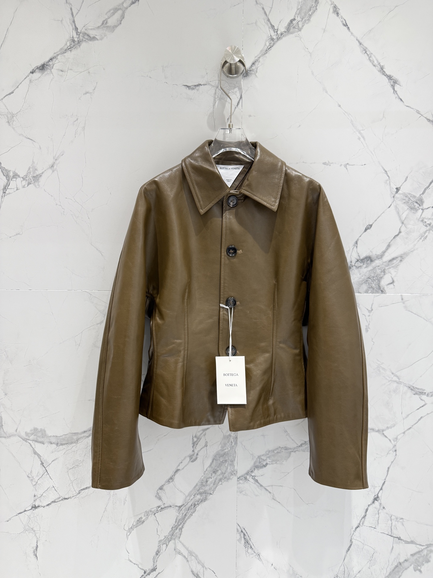 NO:870643,｜BVTTEGA VENET*A BV｜Rare lapel model｜The material is imported lambskin, which is exclusively available at the counter. It is perfectly comparable to ZP leather, soft and delicate, and feels like a child's skin. The sophisticated tailoring and high-end silhouette make it a rare fashion item. The shoulders are dropped, so customers who need the ultimate in high-end customization can buy it.  Women's Size36-38-40-42, Bottega Veneta-clothing,bottega veneta,bottega veneta,sheepskin,19860909｜BVTTEGA VENET*A BV｜ 难得一见的翻领款｜ 材质进口专柜特供小羊皮,完美媲美ZP皮质、柔软细腻、手感摸起来跟小孩的皮肤一样.精良裁剪和高级廓型让它成为一件不可多得的时尚单品.肩部落肩,需要极致高定的顾客可入手啦 女款Size36-38-40-42,葆蝶家-服装,bottega veneta,bottega veneta,sheepskin,,Women's clothing