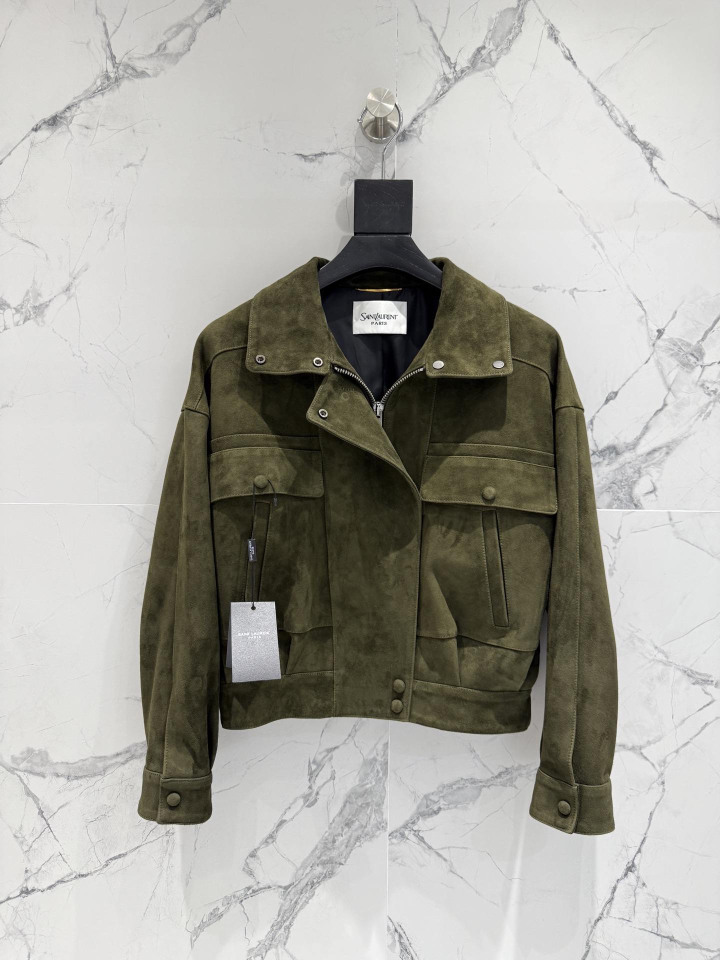 NO:901173,| * Saint Lauren*t Leather Jacket | Suede Series | In the hands of Hedi Slimane, there are countless classics that have evolved into countless versions. It is a very slim and simple item. Saint Lauren*t material. Imported top-grade sheep suede goatskin. Each zipper hardware is 1:1 original mold with logo. Textured leather text cannot be described. Details verified!  I only make high-end versions. Welcome to compare. Women's size 36 38 40 42, saint laurent-clothing, saint laurent, saint laurent, leather jacket, sheepskin, chamois leather,19860909｜ * 圣罗*兰皮皮衣｜麂皮系列｜ 在hedi slimane手中有无数的经典演变过无数个版本 是一款非常显瘦简单的单品 Saint Lauren*t 圣罗兰 材质 进口顶级羊反绒山羊皮每个拉链五金1:1原版开模配logo 质感皮质文字无法描述.细节验证！我家只做高版本 欢迎对比 女款Size 36 38 40 42,圣罗兰-服装,saint laurent,saint laurent,leather jacket,sheepskin,chamois leather,,Women's clothing