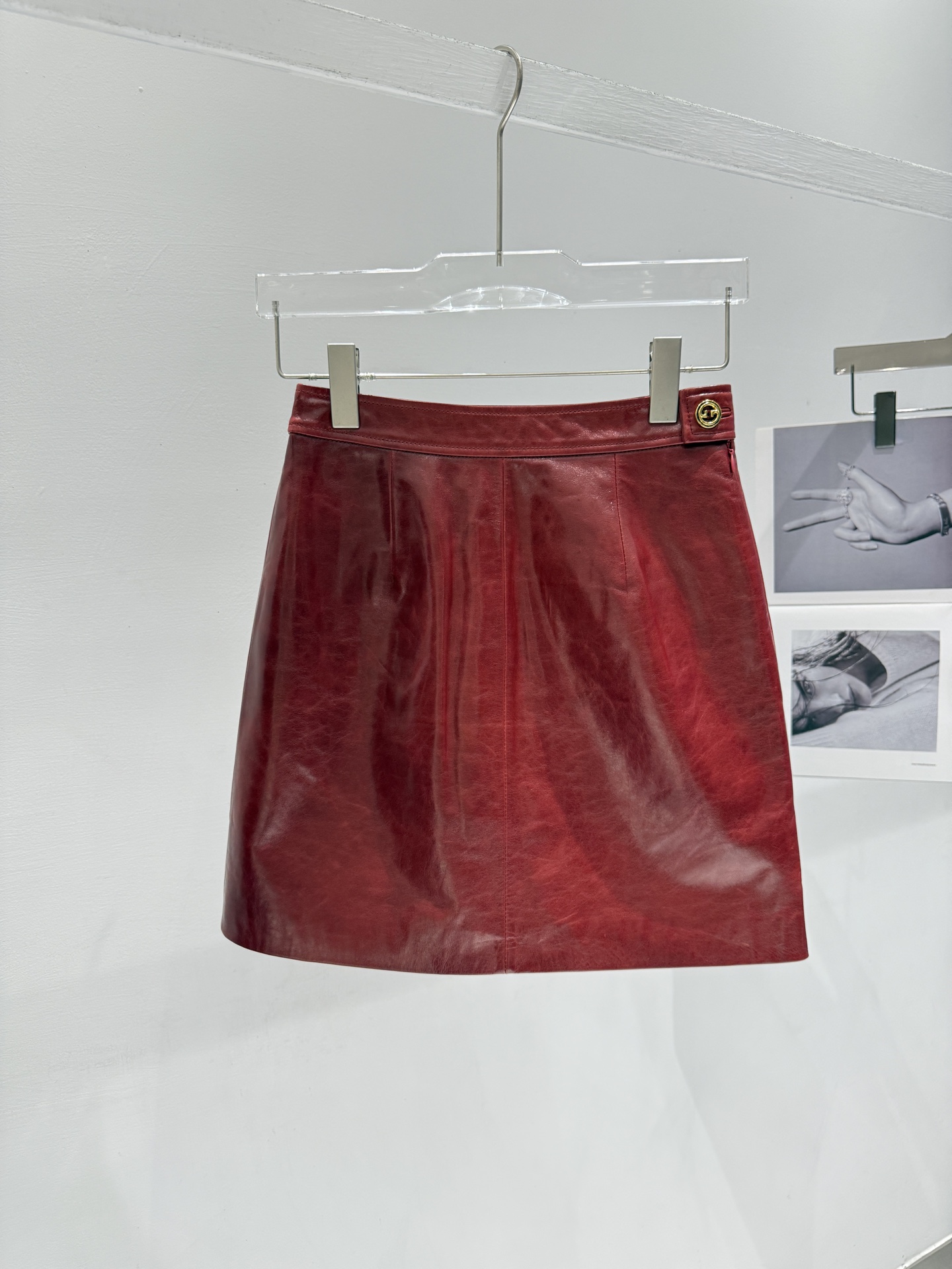 NO:892153,This year's latest color series, please look for the high-quality European version when purchasing, GUCC*i ancient*chi, high-end export order goods, imported original hardware mold opening, imported Italian sheepskin, very textured leather, fine and even texture, using Gucc universal hardware buckle, super high recognition and domineering, making simple leather jackets more refined. Shipped with collar label and hangtag, top-notch size 36 38 40  42,Gucci-clothing,gucci,gucci,leather jacket,sheepskin,19860909今年最新色系 进货请认准高品质欧货版  GUCC*i古*奇 高定版出口订单货 进口原版五金开模  进口意大利羊皮 非常有质感的皮料 细腻均匀的纹路 采用Gucc通用的五金扣 超高辨识度霸气十足 让简简单单的皮衣更显精致 出货配领标吊牌,顶级做Size36 38 40 42,古驰-服装,gucci,gucci,leather jacket,sheepskin,,Women's clothing