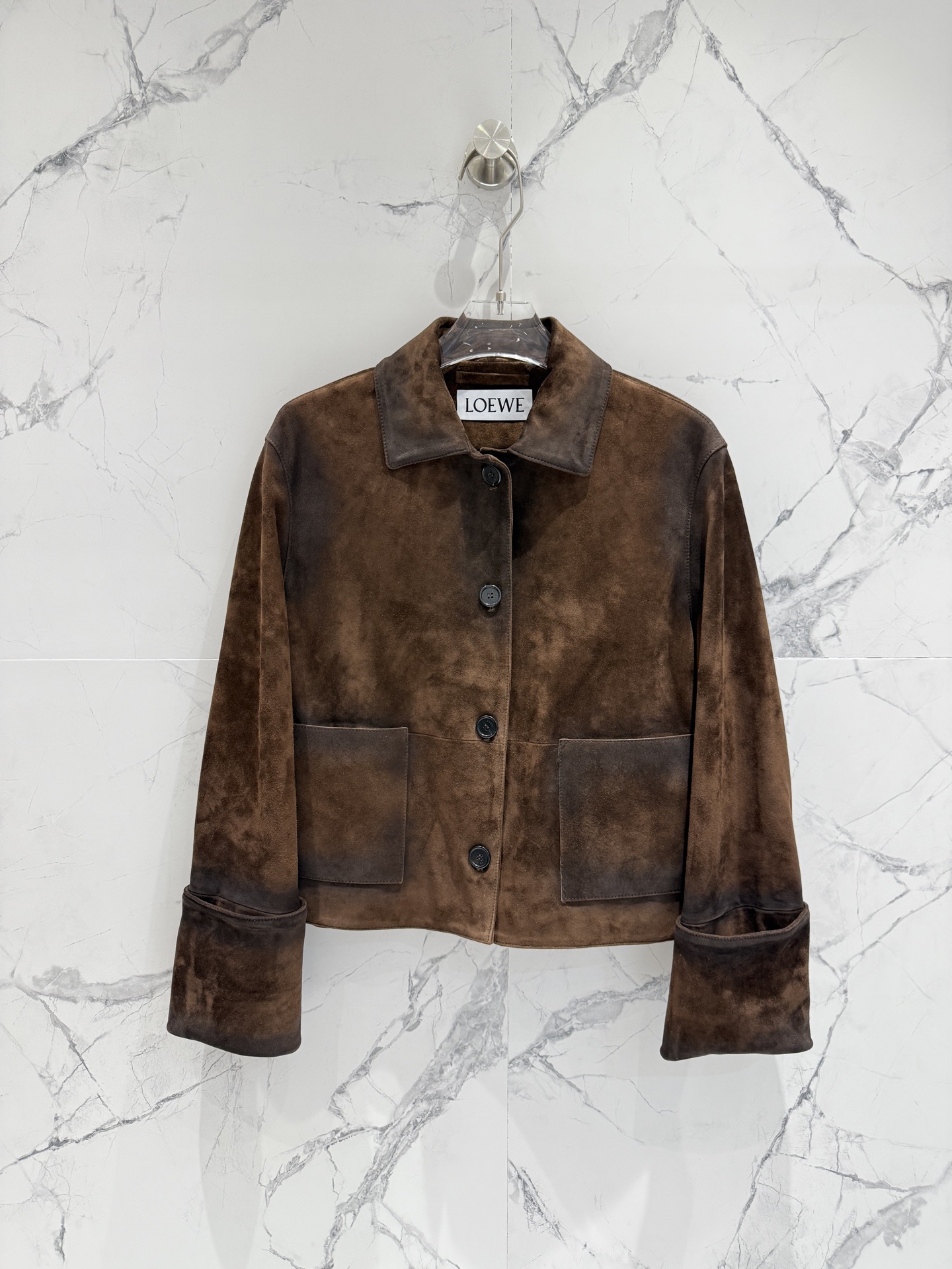 NO:892413,The latest Loew*e leather jacket is here!  1:1 original hardware mold customization. This is a slightly off-shoulder model. The material is imported sheep suede. The buttons are original 1:1 with logo!  It is the prerequisite for those buyers who have absolute requirements for quality. It has style and style. The important thing is to look slim when worn. It is tied up to show the waist and is full of femininity. When worn open, it is natural and free. Women's size 36-38-40-42, Loewe-clothing, loewe, loewe, leather jacket, sheepskin,19860909最新款Loew*e 罗意威皮衣来了！1:1原版五金开模定制 这款是微廓落肩款 材质进口羊反绒羊皮 扣子原版1:1配logo！是那些对品质要求的绝对买家入手的条件.有款有型,重要的穿上贼显瘦,系起来穿显腰身女人味十足,敞开穿自然洒脱. 女款Size36-38-40-42,罗意威-服装,loewe,loewe,leather jacket,sheepskin,,Women's clothing