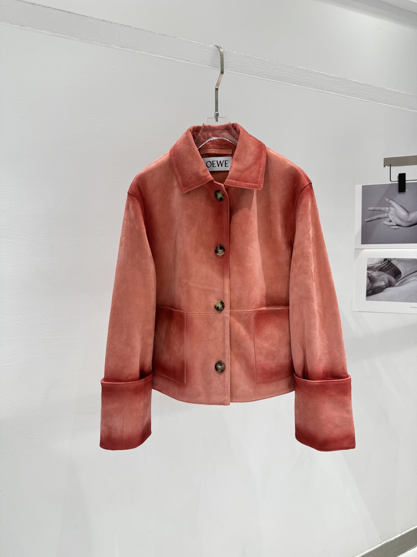 NO:868551,The latest Loew*e leather jacket is here!  1:1 original hardware mold customization. This is a slightly off-shoulder model. The material is imported sheep suede. The buttons are original 1:1 with logo!  It is the prerequisite for those buyers who have absolute requirements for quality. It has style and style. The important thing is to look slim when worn. It is tied up to show the waist and is full of femininity. When worn open, it is natural and free. Women's size 36-38-40-42, Loewe-clothing, loewe, loewe, leather jacket, sheepskin,19860909最新款Loew*e 罗意威皮衣来了！1:1原版五金开模定制 这款是微廓落肩款 材质进口羊反绒羊皮 扣子原版1:1配logo！是那些对品质要求的绝对买家入手的条件.有款有型,重要的穿上贼显瘦,系起来穿显腰身女人味十足,敞开穿自然洒脱. 女款Size36-38-40-42,罗意威-服装,loewe,loewe,leather jacket,sheepskin,,Women's clothing