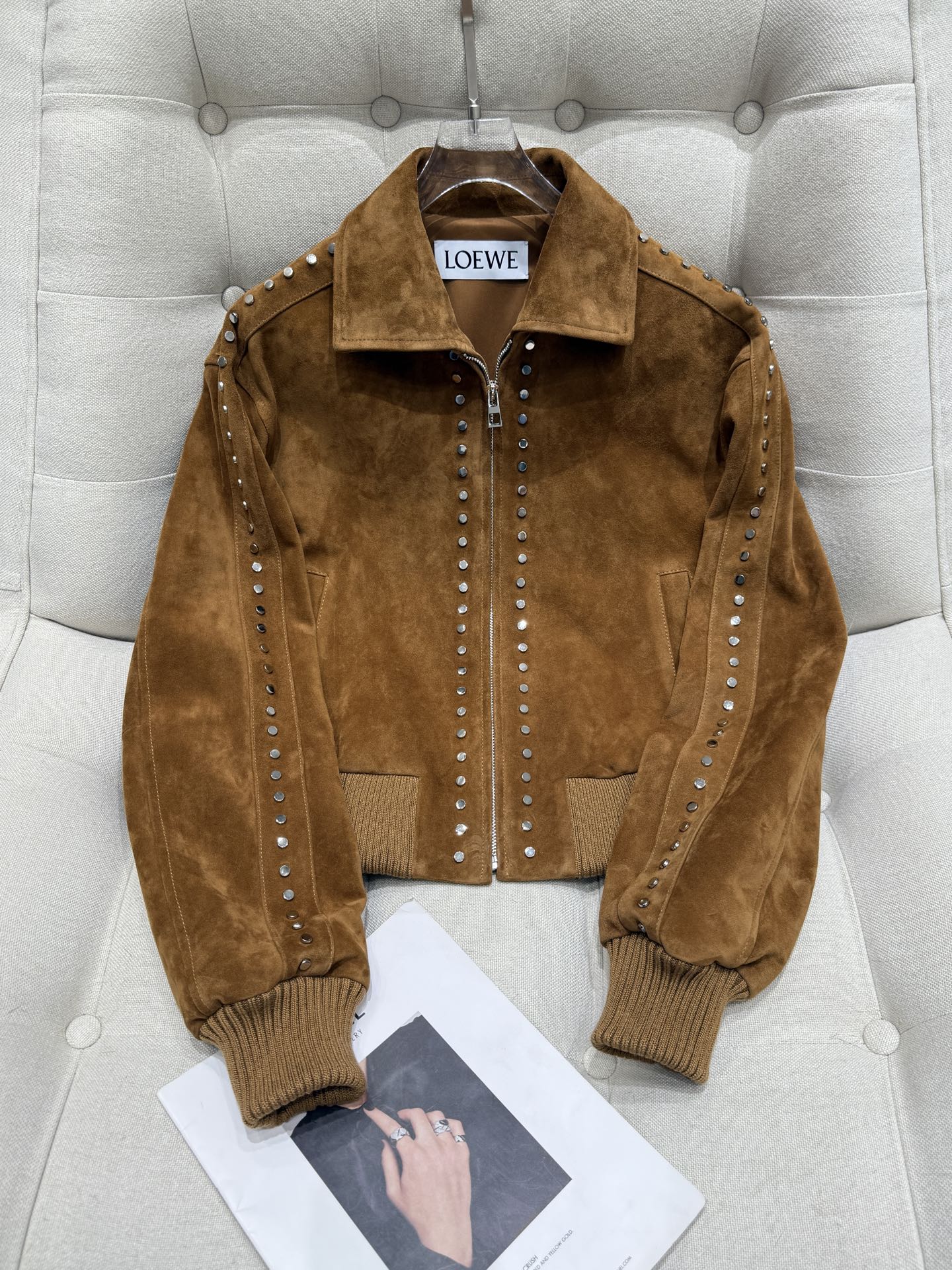 NO:902190,The latest Loew*e leather jacket is here!  1:1 original hardware mold customization. This is a slightly off-shoulder model. The material is imported sheep suede. The buttons are original 1:1 with logo!  It is the prerequisite for those buyers who have absolute requirements for quality. It has style and style. The important thing is to look slim when worn. It is tied up to show the waist and is full of femininity. When worn open, it is natural and free. Women's size 36-38-40-42, Loewe-clothing, loewe, loewe, leather jacket, sheepskin,19860909最新款Loew*e 罗意威皮衣来了！1:1原版五金开模定制 这款是微廓落肩款 材质进口羊反绒羊皮 扣子原版1:1配logo！是那些对品质要求的绝对买家入手的条件.有款有型,重要的穿上贼显瘦,系起来穿显腰身女人味十足,敞开穿自然洒脱. 女款Size36-38-40-42,罗意威-服装,loewe,loewe,leather jacket,sheepskin,,Women's clothing