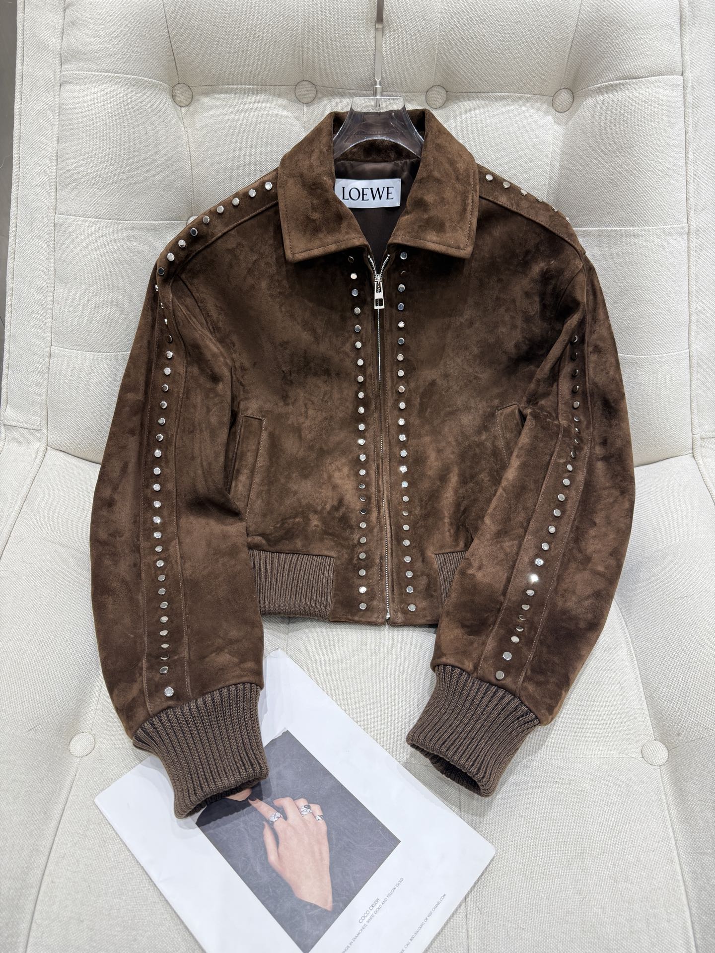 NO:870630,The latest Loew*e leather jacket is here!  1:1 original hardware mold customization. This is a slightly off-shoulder model. The material is imported sheep suede. The buttons are original 1:1 with logo!  It is the prerequisite for those buyers who have absolute requirements for quality. It has style and style. The important thing is to look slim when worn. It is tied up to show the waist and is full of femininity. When worn open, it is natural and free. Women's size 36-38-40-42, Loewe-clothing, loewe, loewe, leather jacket, sheepskin,19860909最新款Loew*e 罗意威皮衣来了！1:1原版五金开模定制 这款是微廓落肩款 材质进口羊反绒羊皮 扣子原版1:1配logo！是那些对品质要求的绝对买家入手的条件.有款有型,重要的穿上贼显瘦,系起来穿显腰身女人味十足,敞开穿自然洒脱. 女款Size36-38-40-42,罗意威-服装,loewe,loewe,leather jacket,sheepskin,,Women's clothing