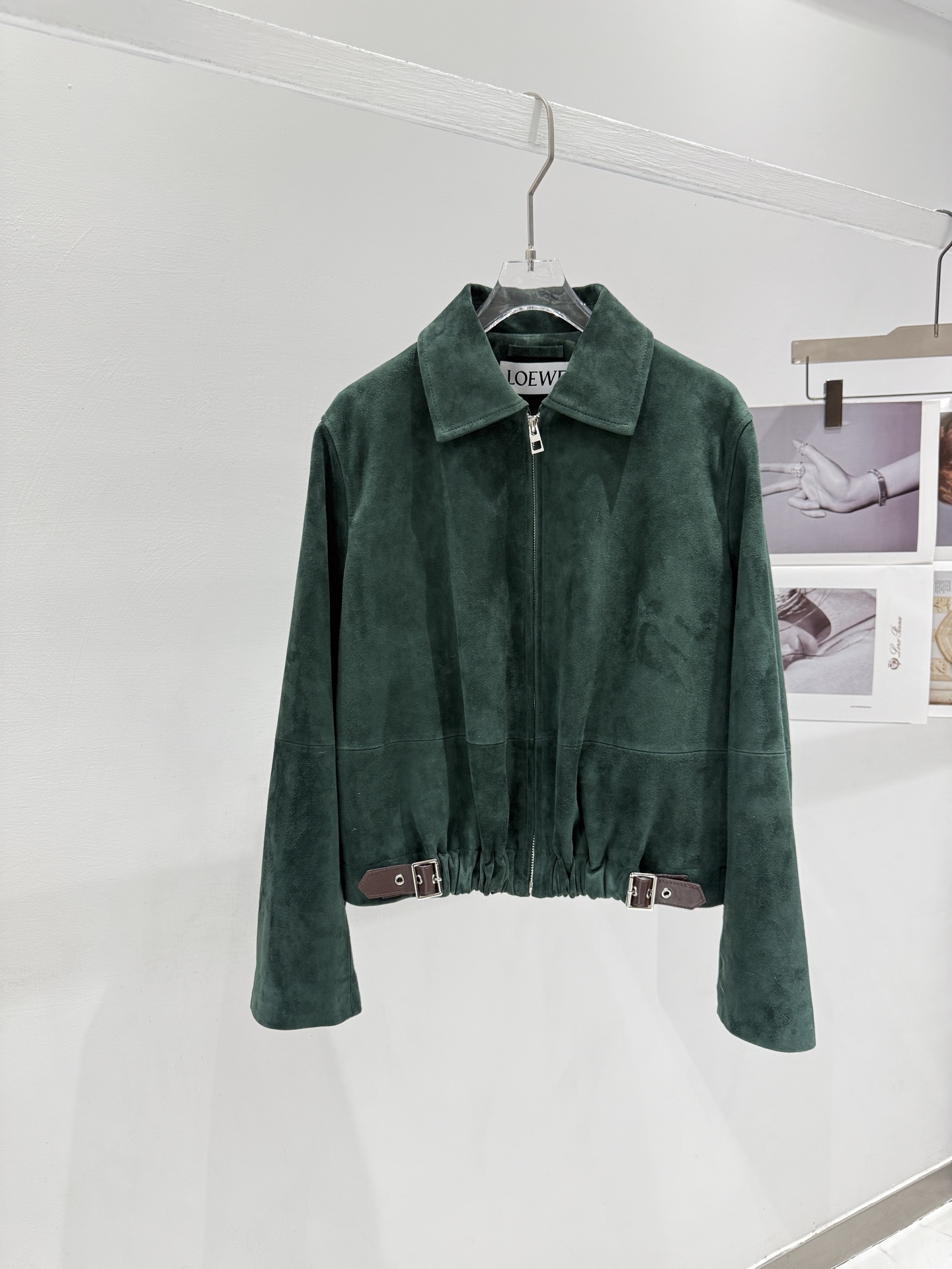 NO:889897,The latest Loew*e leather jacket is here!  1:1 original hardware mold customization. This is a slightly off-shoulder model. The material is imported sheep suede. The buttons are original 1:1 with logo!  It is the prerequisite for those buyers who have absolute requirements for quality. It has style and style. The important thing is to look slim when worn. It is tied up to show the waist and is full of femininity. When worn open, it is natural and free. Women's size 36-38-40-42, Loewe-clothing, loewe, loewe, leather jacket, sheepskin,19860909最新款Loew*e 罗意威皮衣来了！1:1原版五金开模定制 这款是微廓落肩款 材质进口羊反绒羊皮 扣子原版1:1配logo！是那些对品质要求的绝对买家入手的条件.有款有型,重要的穿上贼显瘦,系起来穿显腰身女人味十足,敞开穿自然洒脱. 女款Size36-38-40-42,罗意威-服装,loewe,loewe,leather jacket,sheepskin,,Women's clothing