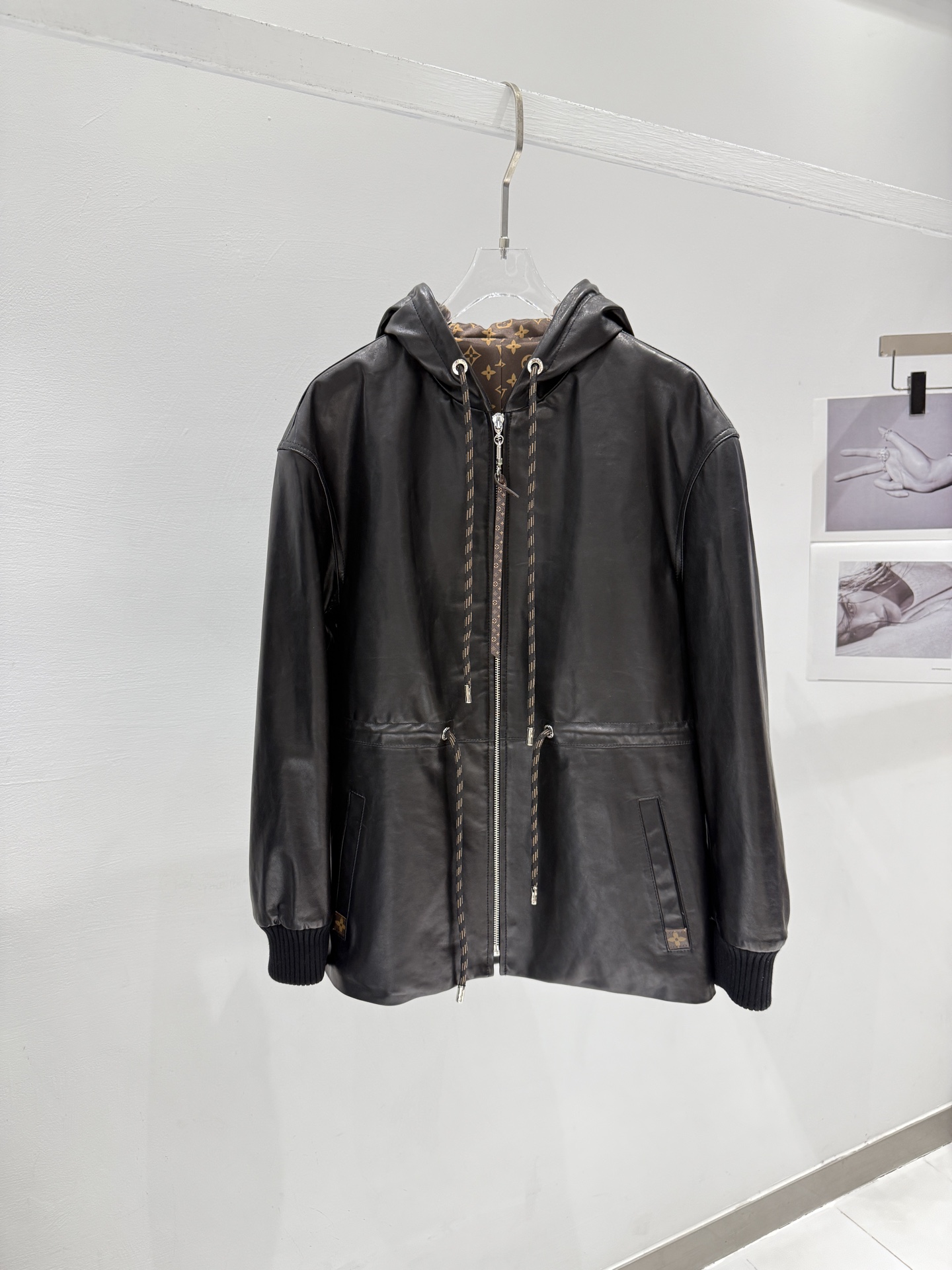 NO:868599,High-end custom handmade workshop series catwalk style LOUIS VUITTO* Louis Vuitton LV latest leather jacket Material imported sheepskin ↘Imported custom hooded leather jacket Hardware mold customization 1:1 Heavy industry printing with logo ↘High version customization ↘Women's size Size36-38-40-42.00, Louis Vuitton-clothing, louis vuitton, louis vuitton, louis  vuitton,leather jacket,sheepskin,hats,19860909高端定制手工坊系列 走秀款 LOUIS VUITTO* 路易威*登LV 最新款皮衣 材质进口绵羊皮 ↘进口定制戴帽款皮衣 五金开模定制1:1 重工印花配Logo ↘高版本定制款 ↘女款 Size36-38-40-42 .00,路易威登-服装,louis vuitton,louis vuitton,louis vuitton,leather jacket,sheepskin,hats,,Women's clothing
