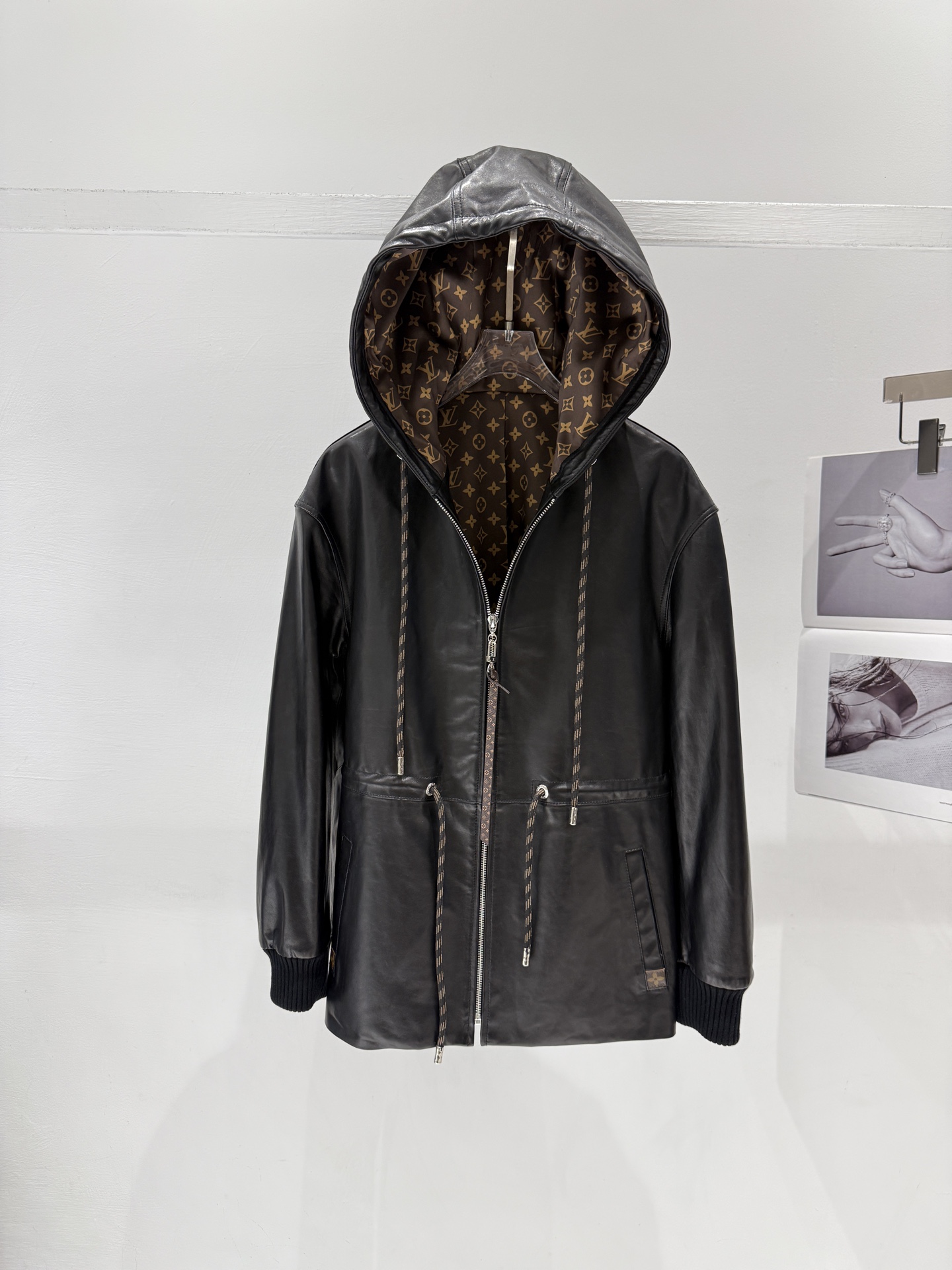 NO:889886,High-end custom handmade workshop series catwalk style LOUIS VUITTO* Louis Vuitton LV latest leather jacket Material imported sheepskin ↘Imported custom hooded leather jacket Hardware mold customization 1:1 Heavy industry printing with logo ↘High version customization ↘Women's size Size36-38-40-42.00, Louis Vuitton-clothing, louis vuitton, louis vuitton, louis  vuitton,leather jacket,sheepskin,hats,19860909高端定制手工坊系列 走秀款 LOUIS VUITTO* 路易威*登LV 最新款皮衣 材质进口绵羊皮 ↘进口定制戴帽款皮衣 五金开模定制1:1 重工印花配Logo ↘高版本定制款 ↘女款 Size36-38-40-42 .00,路易威登-服装,louis vuitton,louis vuitton,louis vuitton,leather jacket,sheepskin,hats,,Women's clothing