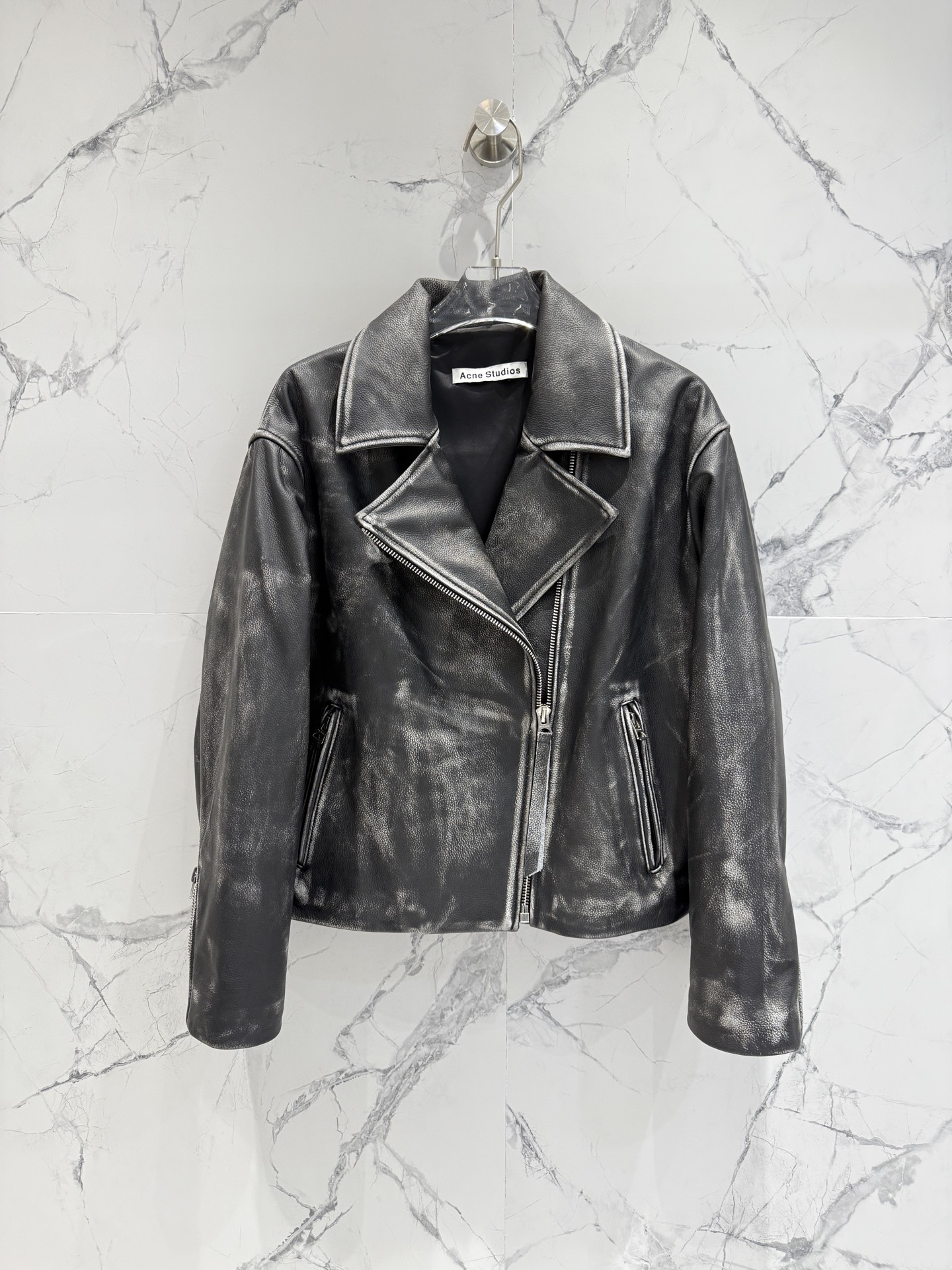 NO:891721,The highest version series of Acne Studio*s leather jackets. This year's most popular new color leather is imported rub-colored sheepskin. It feels soft and oily enough. It's a good thing when you touch it. You won't be fooled!  The style of a leather jacket is the soul. A good-fitting leather jacket can make you look slim and fashionable. The upper body is particularly energetic and does not look tacky. It can not only lengthen the body proportions but also make you more capable~ Size36-38-40-42-44, men's and women's wear,acne studios,dior,leather jacket,sheepskin,19860909最高版本系列Acne Studio*s 皮衣 今年最流行的新颜色皮质进口擦色羊皮 手感柔软,油性足,一摸就是好东西,绝不忽悠！皮衣版型是灵魂,好版型皮衣可以很显瘦很时髦,上身特别精神的,不会俗气的感觉,不仅可以拉长身材比例也更干练～ Size36-38-40-42-44,男装女装,acne studios,dior,leather jacket,sheepskin,,Women's clothing