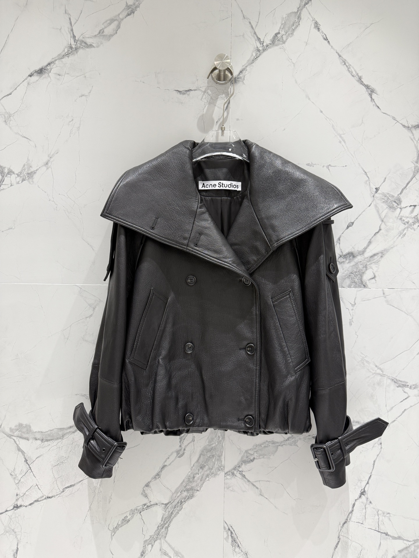NO:923831,The highest version series of Acne Studio*s leather jacket. This year's most popular new color leather imported goat leather feels soft and oily. It is a good thing when you touch it. It will not be fooled!  Leather jacket style is the soul. A good-fit leather jacket can make you look slim and fashionable. The upper body is particularly energetic and does not look tacky. It can not only lengthen the body proportions but also make you more capable~ Size36-38-40-42-44, men's and women's wear,acne studios,dior,leather jacket,sheepskin,19860909最高版本系列Acne Studio*s 皮衣 今年最流行的新颜色皮质进口山羊皮手感柔软,油性足,一摸就是好东西,绝不忽悠！皮衣版型是灵魂,好版型皮衣可以很显瘦很时髦,上身特别精神的,不会俗气的感觉,不仅可以拉长身材比例也更干练～ Size36-38-40-42-44,男装女装,acne studios,dior,leather jacket,sheepskin,,Women's clothing