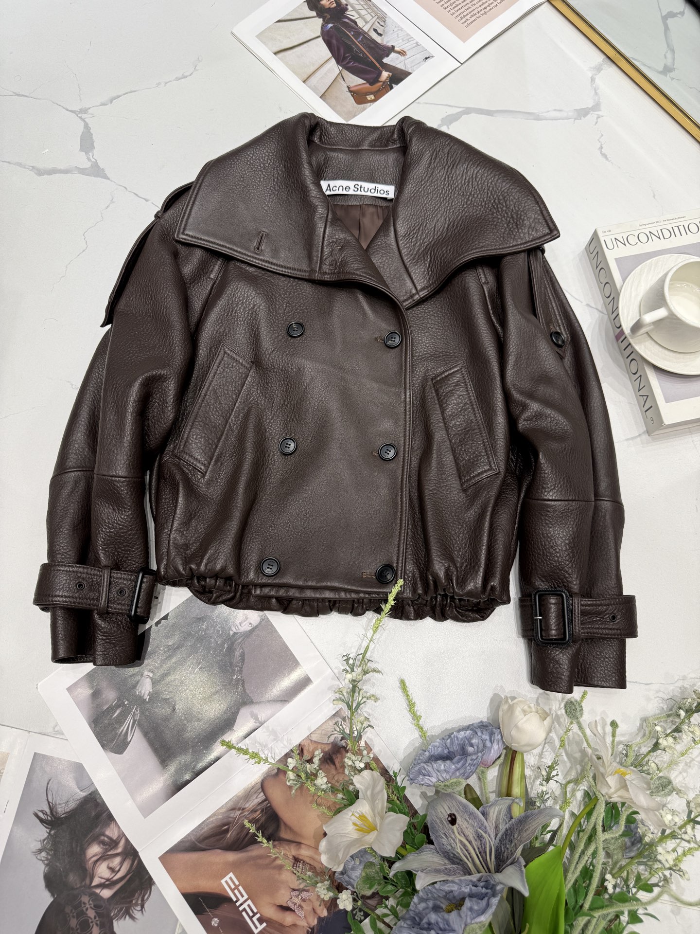 NO:891717,The highest version series of Acne Studio*s leather jacket. This year's most popular new color leather imported goat leather feels soft and oily. It is a good thing when you touch it. It will not be fooled!  The style of a leather jacket is the soul. A good-fitting leather jacket can make you look slim and fashionable. The upper body is particularly energetic and does not look tacky. It can not only lengthen the body proportions but also make you more capable~ Size36-38-40-42-44, men's and women's wear,acne studios,dior,leather jacket,sheepskin,19860909最高版本系列Acne Studio*s 皮衣 今年最流行的新颜色皮质进口山羊皮手感柔软,油性足,一摸就是好东西,绝不忽悠！皮衣版型是灵魂,好版型皮衣可以很显瘦很时髦,上身特别精神的,不会俗气的感觉,不仅可以拉长身材比例也更干练～ Size36-38-40-42-44,男装女装,acne studios,dior,leather jacket,sheepskin,,Women's clothing