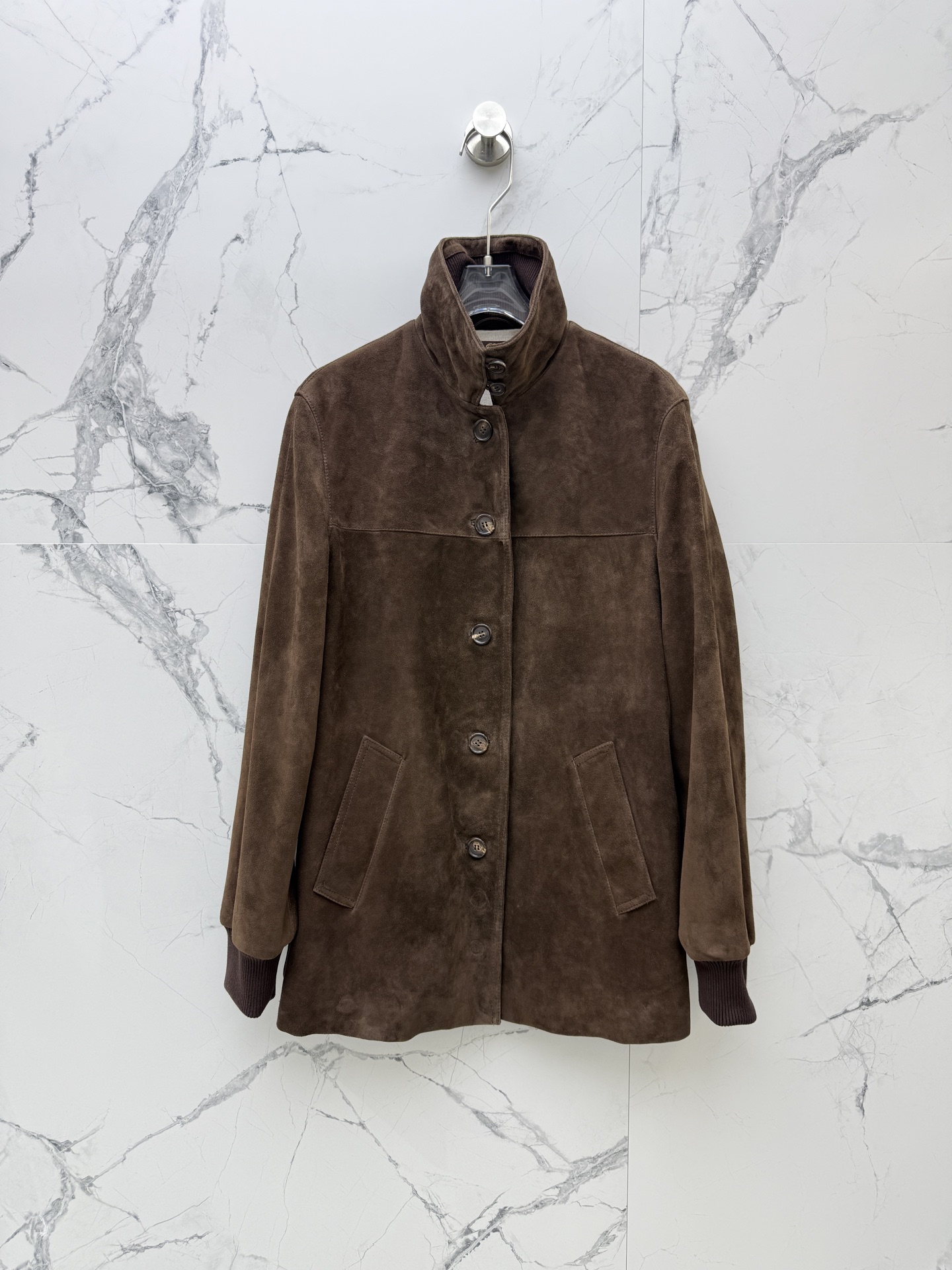 NO:892597,Loro Piana* LP 1:1 original molding and customization. Material imported sheep suede sheepskin. All horn buckle details are 1:1 molding with logo. Simple and fashionable. Multiple ways to wear. Warm and stylish. Clothes you can put on all day and never want to take them off. Super versatile!  Women's Size36-38-40-42, women's clothing, loro piana, loro piana, sheepskin,19860909Loro Piana* LP 1:1原版开模定制 材质进口羊反绒羊皮 所有牛角扣细节1:1开模配logo 简约时尚 多种穿法 保暖又有型 一天可以穿上就不想脱下的衣服 超级百搭款！ 女款Size36-38-40-42,女装,loro piana,loro piana,sheepskin,,Women's clothing