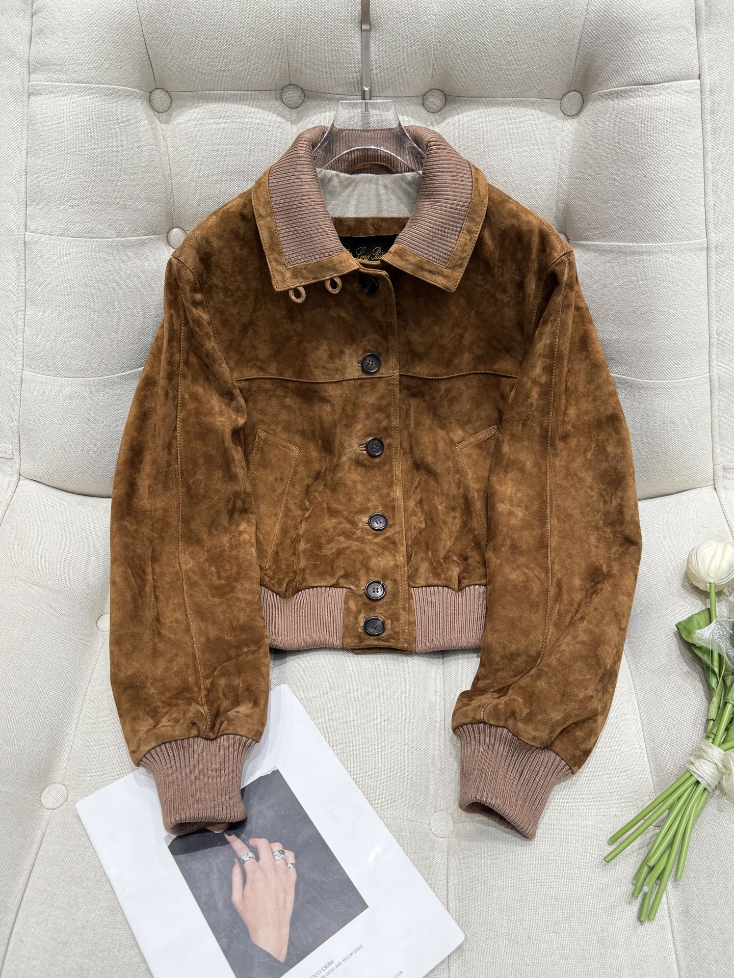 NO:891818,Loro Piana* LP 1:1 original molding and customization. Material imported sheep suede sheepskin. All horn buckle details are 1:1 molding with logo. Simple and fashionable. Multiple ways to wear. Warm and stylish. Clothes you can put on all day and never want to take them off. Super versatile!  Women's Size36-38-40-42, women's clothing, loro piana, loro piana, sheepskin,19860909Loro Piana* LP 1:1原版开模定制 材质进口羊反绒羊皮 所有牛角扣细节1:1开模配logo 简约时尚 多种穿法 保暖又有型 一天可以穿上就不想脱下的衣服 超级百搭款！ 女款Size36-38-40-42,女装,loro piana,loro piana,sheepskin,,Women's clothing