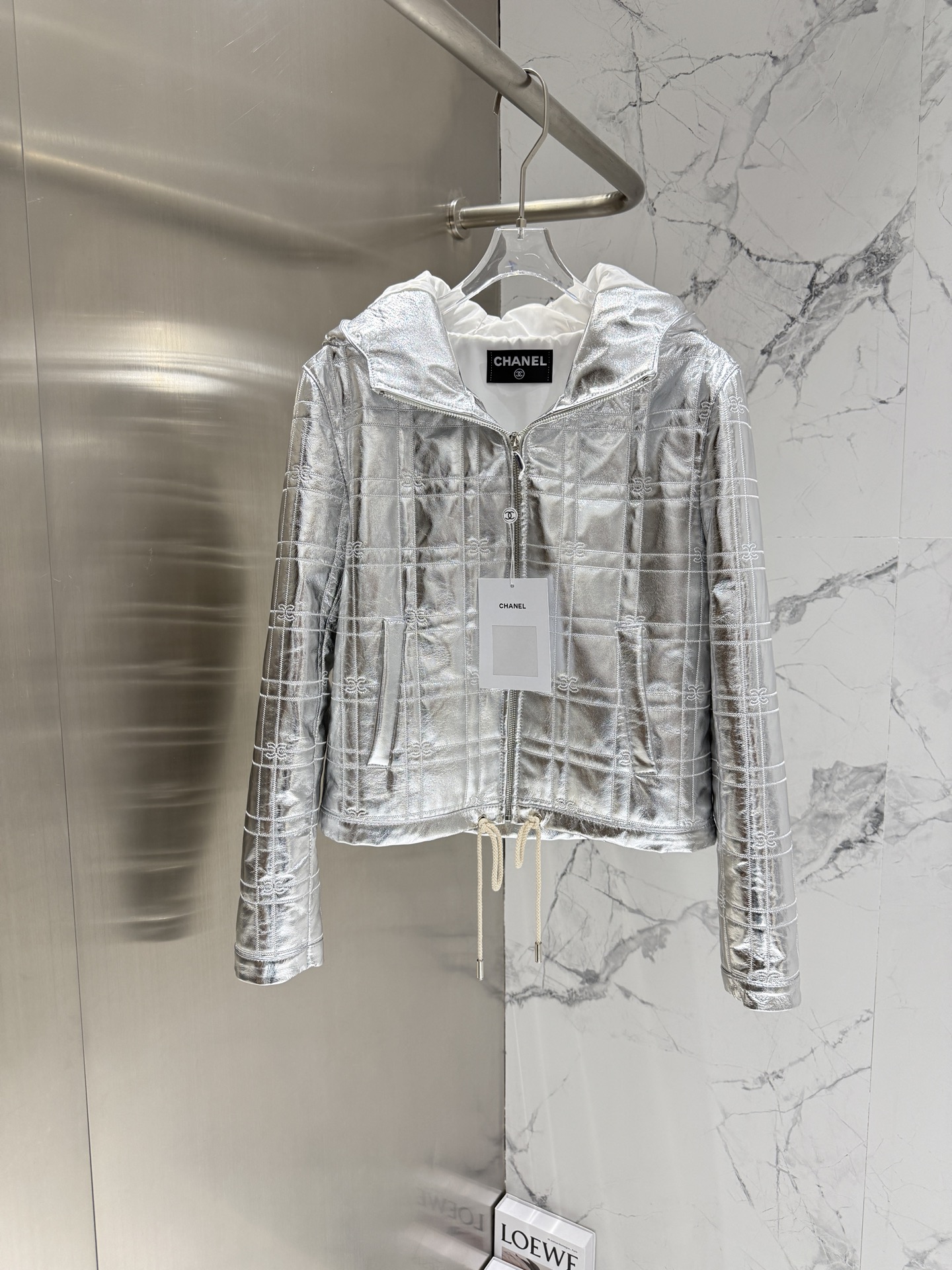 NO:892589,｜Chane*l Xiaoxiang Chanel｜Slightly dropped shoulders｜Original customization!  So many celebrities have the same style!  The material is imported lambskin, 1:1 heavy-duty model, which creates a delicate texture. The feel is soft and unmatched by other materials. It is soft and comfortable to wear. You can see the workmanship quality for yourself. Women's model Size36-38-40-42-44, Chanel-clothing, chanel, chanel, sheepskin,19860909｜Chane*l 小香 香奈儿｜轻微落肩｜ 原版定制！超多明星同款！ 材质进口小羊皮,1:1重工款 营造出那种细腻的质感, 手感是其他材质无法比拟的柔软, 穿起来柔软舒服. 做工品质自己看. 女款Size36-38-40-42-44,香奈儿-服装,chanel,chanel,sheepskin,,Women's clothing