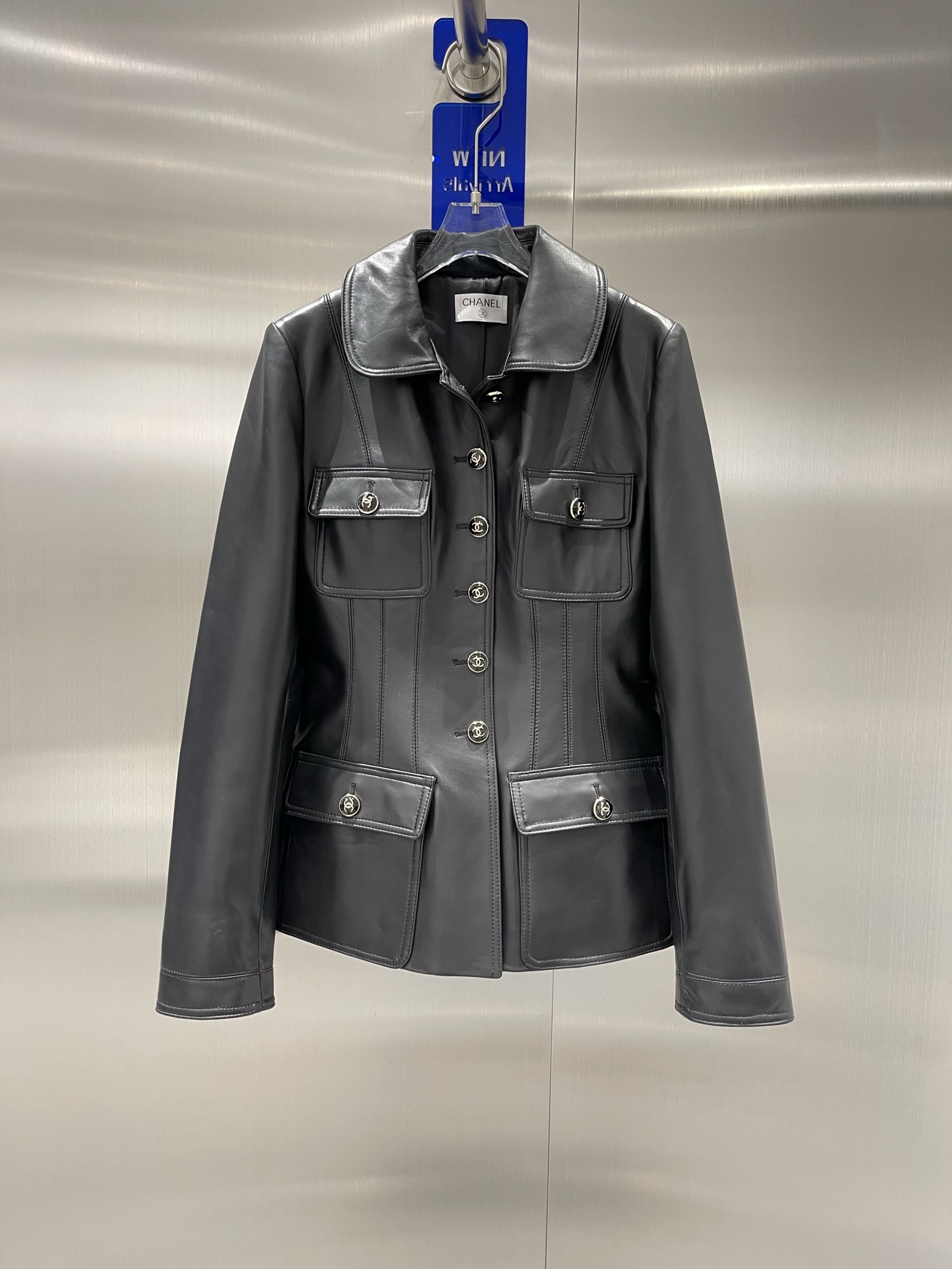 NO:900953,Advanced customization handicraft workshop series show model Chane*l Xiaoxiang Early autumn New York advanced customization. Original hardware customization mold opening!  So many celebrities have the same style!  The lapel waist design is versatile and slimming!  Original customized hardware with logo leather and imported sheepskin. See the workmanship quality for yourself. Strongly reserved for your own use!  Women's Size36-38-40-42,Chanel-clothing,chanel,chanel,sheepskin,19860909高级定制手工坊系列秀款  Chane*l 小香 早秋纽约高级定制.五金原版定制开模！超多明星同款！翻领收腰版型百搭又显瘦！原版定制五金带logo皮质进口绵羊皮做工品质自己看.强烈自留款！ 女款Size36-38-40-42,香奈儿-服装,chanel,chanel,sheepskin,,Women's clothing