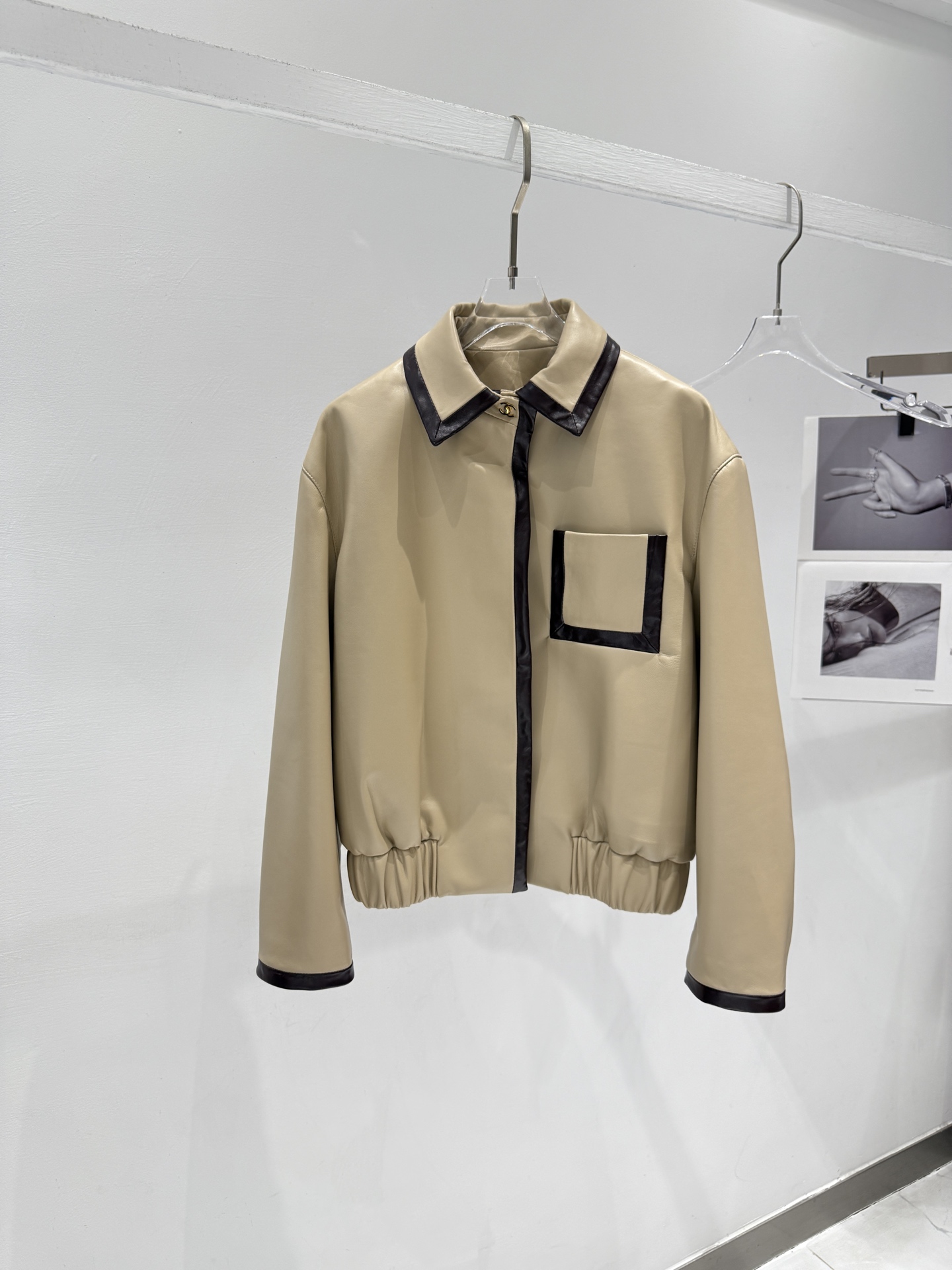 NO:926791,｜Chane*l Xiaoxiang Chanel｜Slightly dropped shoulders｜Original hardware mold customization Hat style The leather jacket is really super handsome, original customization!  So many celebrities have the same style!  The material is imported lambskin, 1:1 heavy-duty model, which creates a delicate texture. The hand feel is unmatched by other materials, and it is soft and comfortable to wear. You can see the workmanship quality for yourself. Women's model Size36-38-40-42-44, Chanel-clothing, chanel, chanel, leather jacket, sheepskin, hats,19860909｜Chane*l 小香 香奈儿｜轻微落肩｜ 原版五金开模定制 戴帽款 皮衣真的超级帅了, 原版定制！超多明星同款！ 材质进口小羊皮,1:1重工款 营造出那种细腻的质感,手感是其他材质无法比拟的柔软,穿起来柔软舒服. 做工品质自己看. 女款Size36-38-40-42-44,香奈儿-服装,chanel,chanel,leather jacket,sheepskin,hats,,Women's clothing