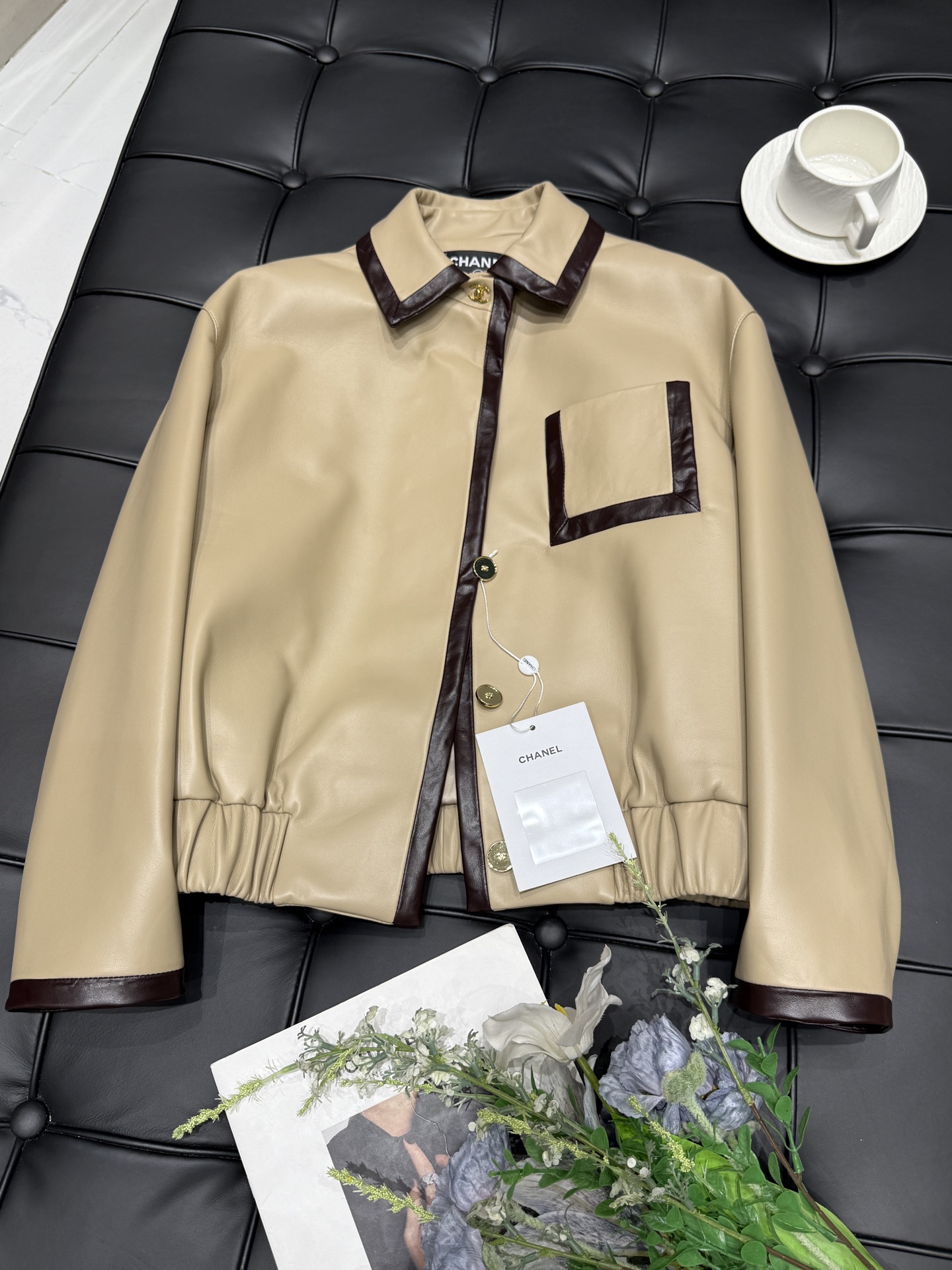 NO:901067,｜Chane*l Xiaoxiang Chanel｜Slightly dropped shoulders｜Original hardware mold customization Hat style The leather jacket is really super handsome, original customization!  So many celebrities have the same style!  The material is imported lambskin, 1:1 heavy-duty model, which creates a delicate texture. The hand feel is unmatched by other materials, and it is soft and comfortable to wear. You can see the workmanship quality for yourself. Women's model Size36-38-40-42-44, Chanel-clothing, chanel, chanel, leather jacket, sheepskin, hats,19860909｜Chane*l 小香 香奈儿｜轻微落肩｜ 原版五金开模定制 戴帽款 皮衣真的超级帅了, 原版定制！超多明星同款！ 材质进口小羊皮,1:1重工款 营造出那种细腻的质感,手感是其他材质无法比拟的柔软,穿起来柔软舒服. 做工品质自己看. 女款Size36-38-40-42-44,香奈儿-服装,chanel,chanel,leather jacket,sheepskin,hats,,Women's clothing