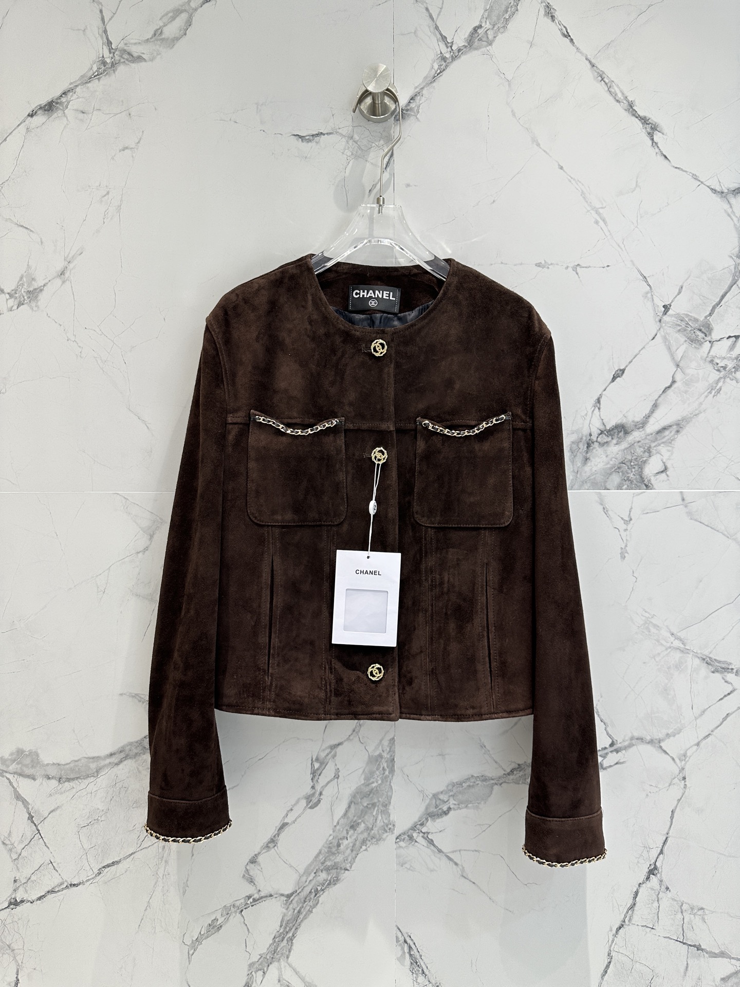 NO:901094,｜Chane*l Xiaoxiang Chanel｜Shoulder｜Original hardware mold customization This short leather jacket is really super handsome, original customization!  So many celebrities have the same style!  The material is imported sheep suede sheepskin, which creates a delicate texture. The feel is soft and unmatched by other materials. It is soft and comfortable to wear. You can see the workmanship quality for yourself. Women's Size 36-38-40-42-44, Chanel-clothing, chanel, chanel, leather jacket, sheepskin,19860909｜Chane*l 小香 香奈儿｜落肩｜ 原版五金开模定制 短款皮衣真的超级帅了, 原版定制！超多明星同款！ 材质进口羊反绒羊皮 营造出那种细腻的质感,手感是其他材质无法比拟的柔软,穿起来柔软舒服. 做工品质自己看. 女款Size36-38-40-42-44,香奈儿-服装,chanel,chanel,leather jacket,sheepskin,,Women's clothing