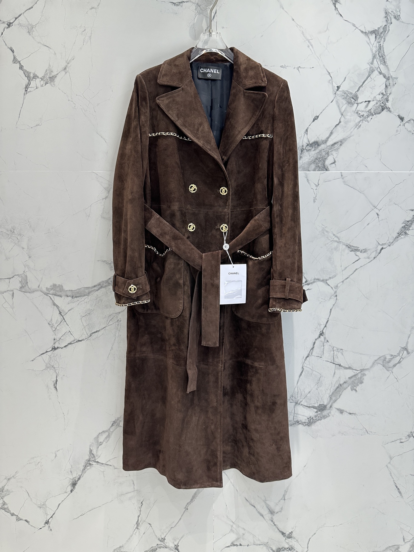 NO:926832,｜Chane*l Xiaoxiang Chanel｜Dropped shoulders｜Original hardware molding and customization. The short leather jacket is really super handsome, original customization!  So many celebrities have the same style!  The material is imported sheep suede sheepskin, which creates a delicate texture. The feel is soft and unmatched by other materials. It is soft and comfortable to wear. You can see the workmanship quality for yourself. Women's Size 36-38-40-42-44, Chanel-clothing, chanel, chanel, leather jacket, sheepskin,19860909｜Chane*l 小香 香奈儿｜落肩｜ 原版五金开模定制 短款皮衣真的超级帅了, 原版定制！超多明星同款！ 材质进口羊反绒羊皮 营造出那种细腻的质感,手感是其他材质无法比拟的柔软,穿起来柔软舒服. 做工品质自己看. 女款Size36-38-40-42-44,香奈儿-服装,chanel,chanel,leather jacket,sheepskin,,Women's clothing