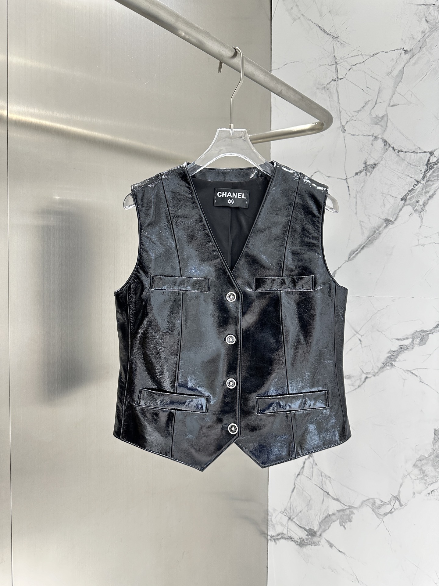 NO:901085,Show style vest Chane*l Xiaoxiang early autumn New York advanced customization. Original hardware customization mold opening!  So many celebrities have the same style!  The round neck version is versatile and slimming!  Original customized hardware with logo leather and imported sheepskin. Check the workmanship quality for yourself. Strongly reserved for your own use!  Women's SizeS-M-L-XL,Chanel-clothing,chanel,chanel,sheepskin,19860909秀款 马甲 Chane*l 小香 早秋纽约高级定制.五金原版定制开模！超多明星同款！圆领版型百搭又显瘦！原版定制五金带logo皮质进口绵羊皮做工品质自己看.强烈自留款！ 女款SizeS-M-L-XL,香奈儿-服装,chanel,chanel,sheepskin,,Women's clothing