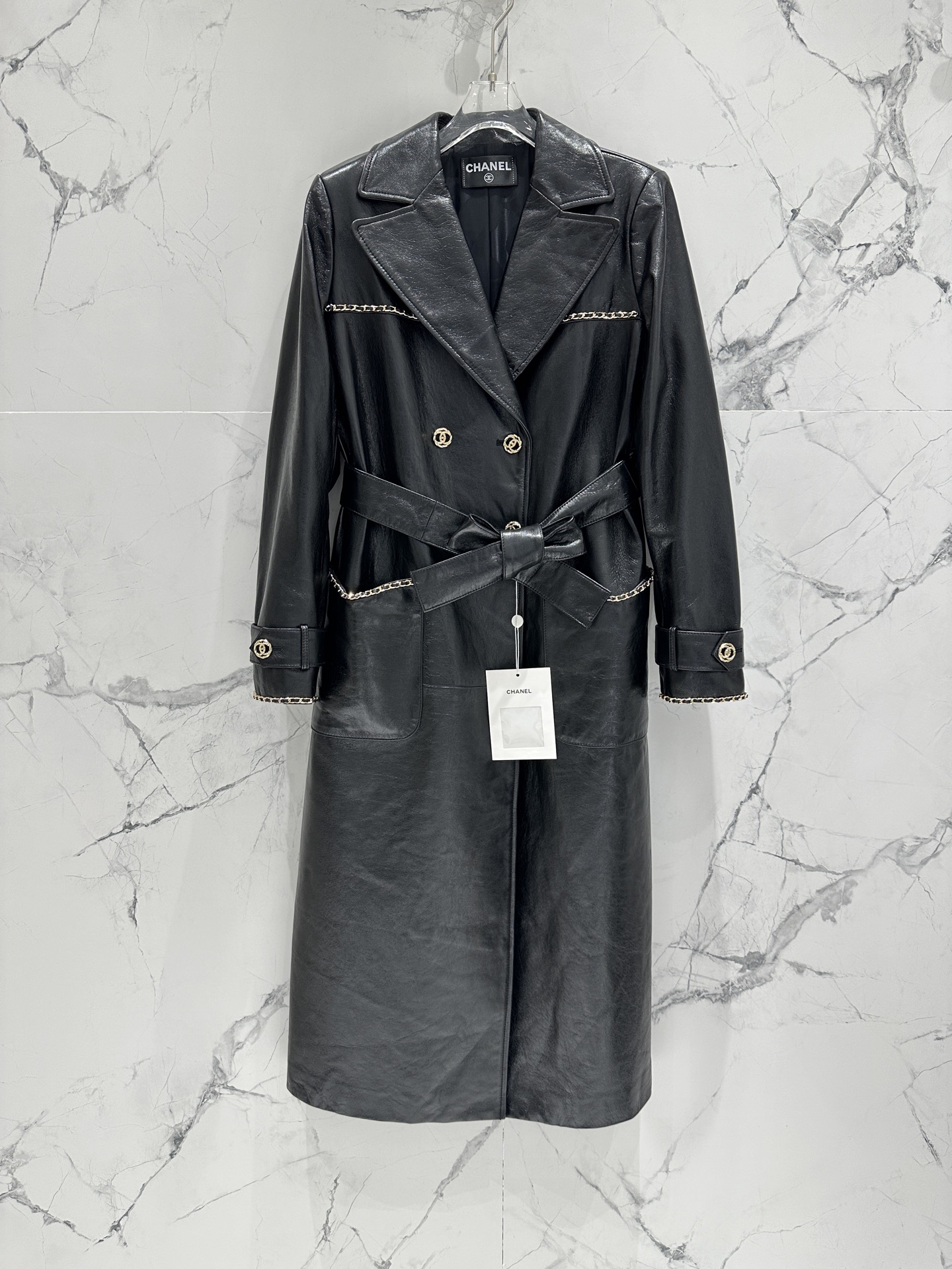 NO:901079,｜Chane*l Xiaoxiang Chanel｜Original hardware mold customization. The small long leather jacket is really super handsome, original customization!  So many celebrities have the same style!  The material is imported sheepskin, 1:1 heavy-duty model, which creates a delicate texture. The feel is soft and unmatched by other materials. It is soft and comfortable to wear. You can see the workmanship quality for yourself. Women's size 36-38-40-42, Chanel-clothing, chanel, chanel, leather jacket, sheepskin,19860909｜Chane*l 小香 香奈儿｜ 原版五金开模定制 小长款皮衣真的超级帅了, 原版定制！超多明星同款！ 材质进口羊皮,1:1重工款 营造出那种细腻的质感,手感是其他材质无法比拟的柔软,穿起来柔软舒服. 做工品质自己看. 女款Size36-38-40-42,香奈儿-服装,chanel,chanel,leather jacket,sheepskin,,Women's clothing