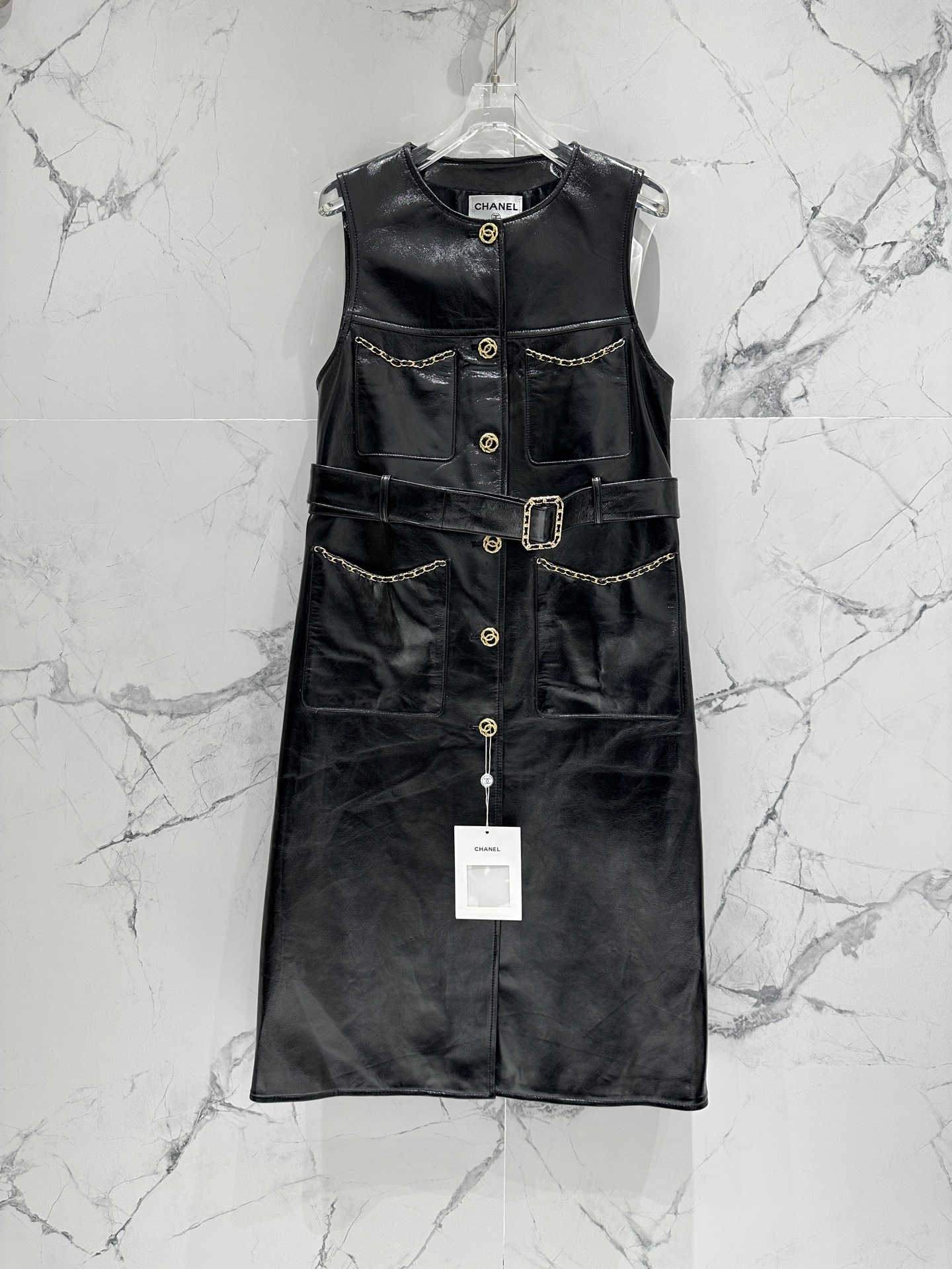 NO:901071,Chanel*l Chanel vest style, original hardware mold opening and customization, many celebrities have the same style!  The waist-cinching version is versatile and slimming!  The original custom embroidered leather with logo, imported waxed lambskin, and the custom camellia lining are consistent with the original. You can see the workmanship quality for yourself. Strongly reserved for your own use!  Women's Size36-38-40-42,Chanel-clothing,chanel,chanel,sheepskin,19860909Chane*l 香奈儿 马甲款 五金原版开模定制 超多明星同款！ 收腰版型百搭又显瘦！ 原版定制刺绣带logo 皮质进口油蜡小羊皮 定制山茶花内衬与原版一致. 做工品质自己看. 强烈自留款！ 女款Size36-38-40-42,香奈儿-服装,chanel,chanel,sheepskin,,Women's clothing