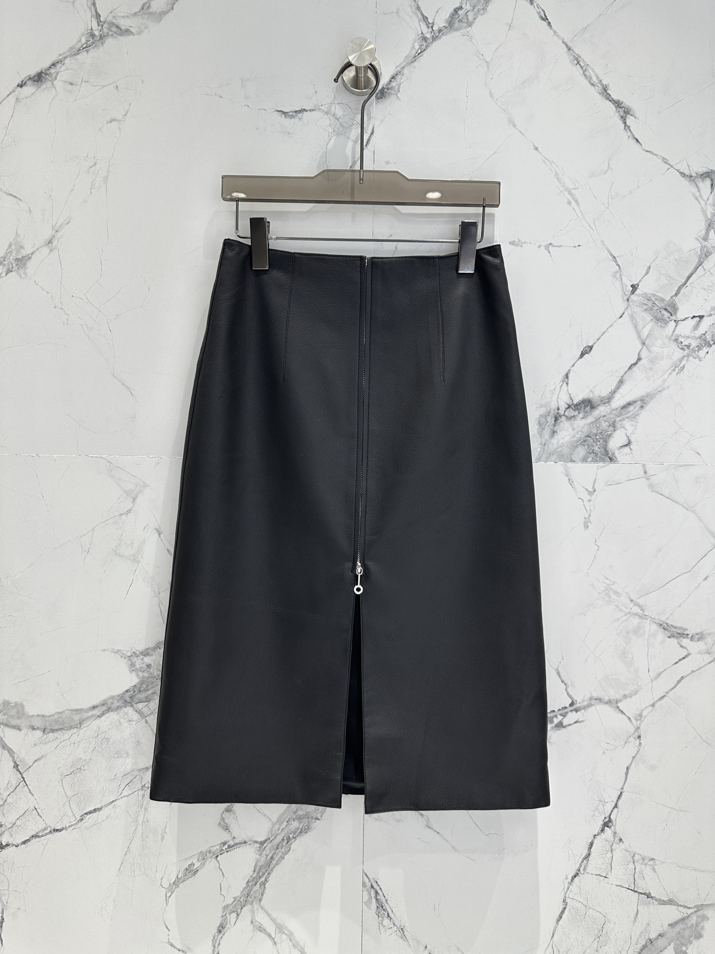NO:929455,*Hermès* leather skirts are made of imported Italian lambskin. There are many styles of leather skirts, but good styles and materials are rare. Imported leather is rich in texture and durable. The leather is soft and delicate!  Women's Size36-38-40-42, Hermès-clothing,hermes,skirts,sheepskin,19860909*爱马*仕 皮裙 材质进口意大利小羊皮 皮裙款式很多但是好的版型跟材质少之又少进口皮料富有质感且耐穿的皮革皮质柔软细腻！ 女款Size36-38-40-42,爱马仕-服装,hermes,skirts,sheepskin,,Women's clothing