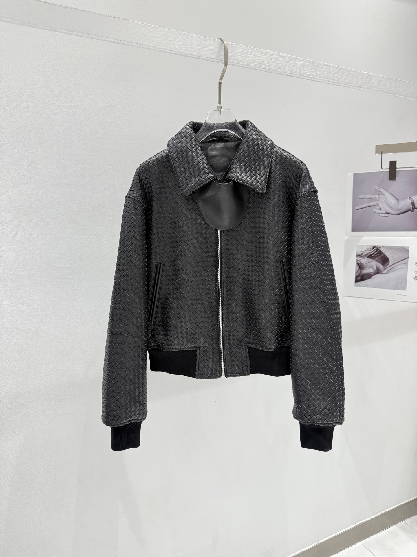 NO:900204,｜BVTTEGA VENET*A BV｜Rare lapel model｜The material is imported lambskin, which is exclusively available at the counter. It is perfectly comparable to ZP leather, soft and delicate, and feels like a child's skin. The sophisticated tailoring and high-end silhouette make it a rare fashion item. The shoulders are dropped, so customers who need the ultimate in high-end customization can buy it.  Women's Size36-38-40-42, Bottega Veneta-clothing,bottega veneta,bottega veneta,sheepskin,19860909｜BVTTEGA VENET*A BV｜ 难得一见的翻领款｜ 材质进口专柜特供小羊皮,完美媲美ZP皮质、柔软细腻、手感摸起来跟小孩的皮肤一样.精良裁剪和高级廓型让它成为一件不可多得的时尚单品.肩部落肩,需要极致高定的顾客可入手啦 女款Size36-38-40-42,葆蝶家-服装,bottega veneta,bottega veneta,sheepskin,,Women's clothing