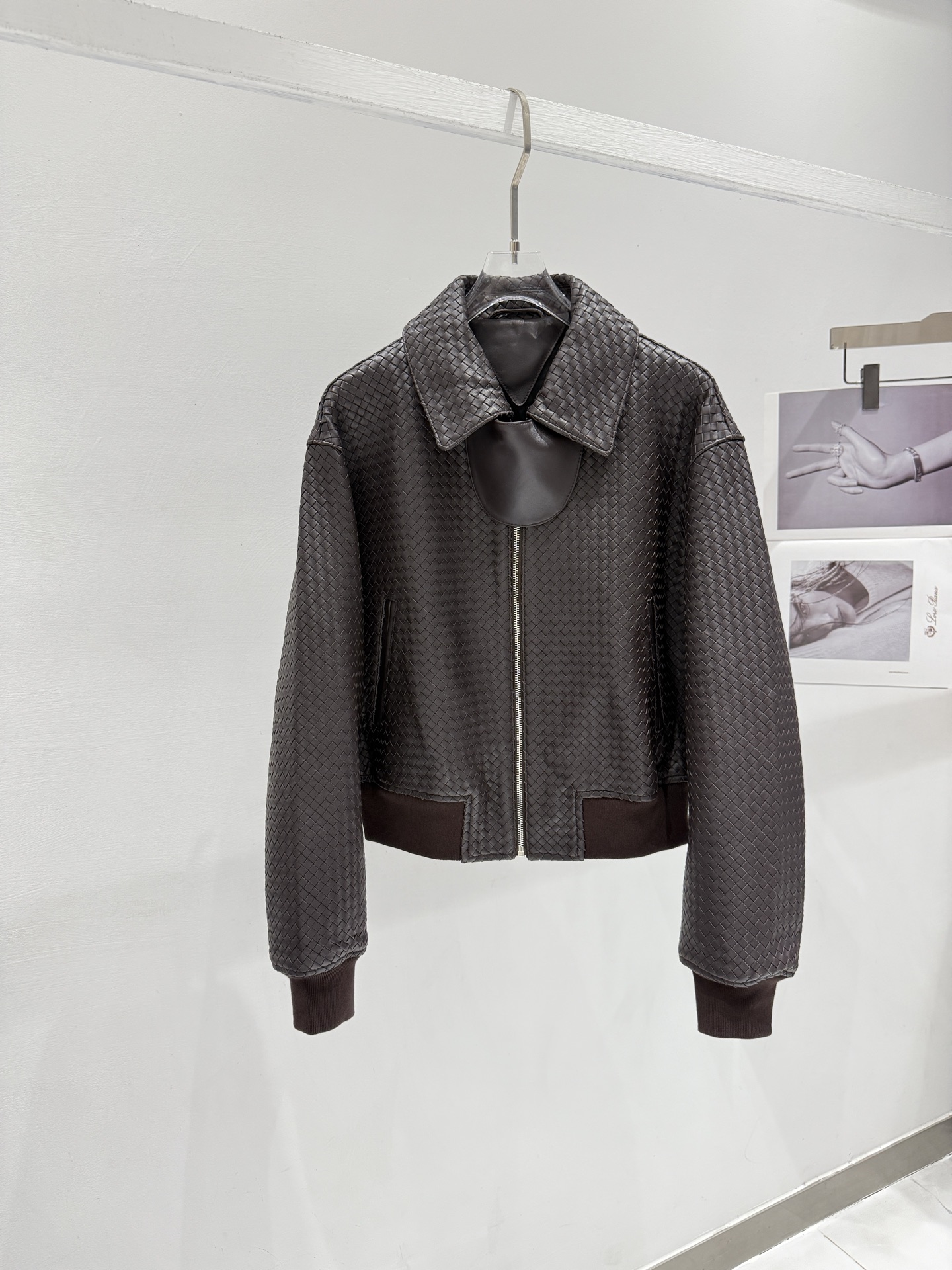 NO:929476,｜BVTTEGA VENET*A BV｜Rare lapel model｜The material is imported lambskin, which is exclusively available at the counter. It is perfectly comparable to ZP leather, soft and delicate, and feels like a child's skin. The sophisticated tailoring and high-end silhouette make it a rare fashion item. The shoulders are dropped, so customers who need the ultimate in high-end customization can buy it.  Women's Size36-38-40-42, Bottega Veneta-clothing,bottega veneta,bottega veneta,sheepskin,19860909｜BVTTEGA VENET*A BV｜ 难得一见的翻领款｜ 材质进口专柜特供小羊皮,完美媲美ZP皮质、柔软细腻、手感摸起来跟小孩的皮肤一样.精良裁剪和高级廓型让它成为一件不可多得的时尚单品.肩部落肩,需要极致高定的顾客可入手啦 女款Size36-38-40-42,葆蝶家-服装,bottega veneta,bottega veneta,sheepskin,,Women's clothing