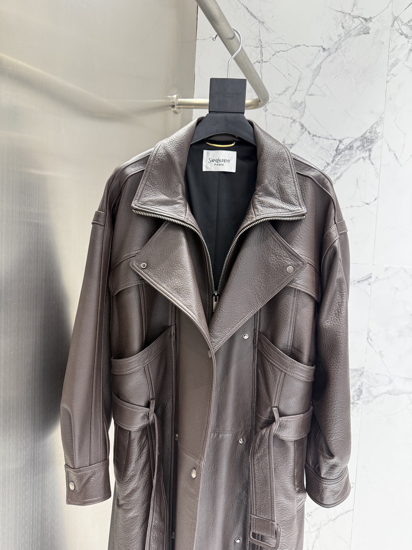 NO:932771,｜ * Saint Laurent leather coat｜: It is a very slim and simple item. Saint Lauren*t material. Imported sheep leather. Each zipper hardware is 1:1 original molded with logo. The texture of the leather cannot be described in words. Verify the details!  I only make high-end versions. Welcome to compare. Women's size 36 38 40 42, Saint Laurent-clothing, saint laurent, saint laurent, leather jacket, sheepskin,19860909｜ * 圣罗*兰大衣款皮衣｜  : 是一款非常显瘦简单的单品 Saint Lauren*t 圣罗兰  材质 进口绵羊皮每个拉链五金1:1原版开模配logo 质感皮质文字无法描述.细节验证！我家只做高版本 欢迎对比 女款Size 36 38 40 42,圣罗兰-服装,saint laurent,saint laurent,leather jacket,sheepskin,,Women's clothing