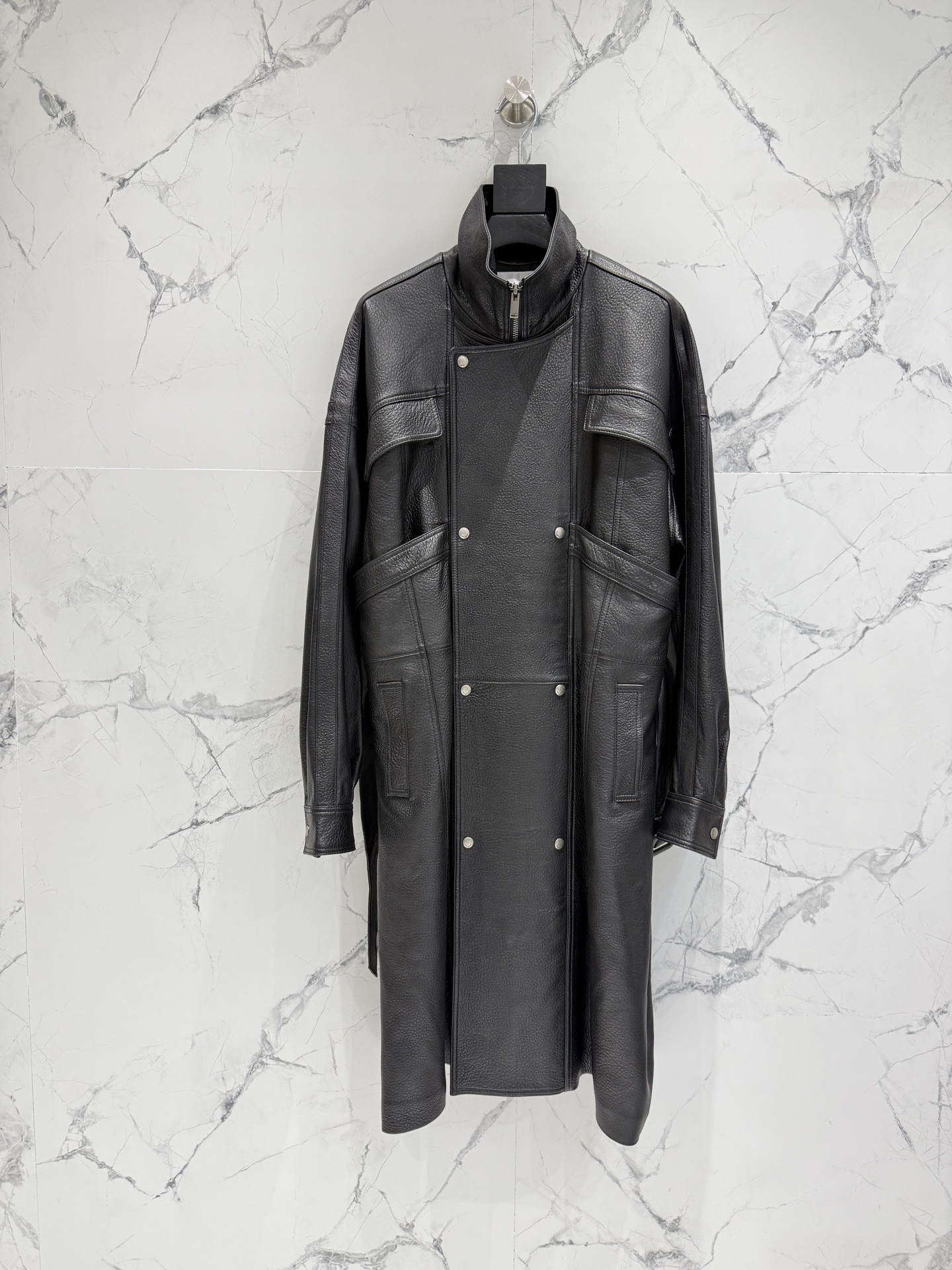 NO:932779,｜ * Saint Laurent leather coat｜: It is a very slim and simple item. Saint Lauren*t material. Imported sheep leather. Each zipper hardware is 1:1 original molded with logo. The texture of the leather cannot be described in words. Verify the details!  I only make high-end versions. Welcome to compare. Women's size 36 38 40 42, Saint Laurent-clothing, saint laurent, saint laurent, leather jacket, sheepskin,19860909｜ * 圣罗*兰大衣款皮衣｜  :  是一款非常显瘦简单的单品 Saint Lauren*t 圣罗兰 材质 进口绵羊皮每个拉链五金1:1原版开模配logo 质感皮质文字无法描述.细节验证！我家只做高版本 欢迎对比 女款Size 36 38 40 42,圣罗兰-服装,saint laurent,saint laurent,leather jacket,sheepskin,,Women's clothing