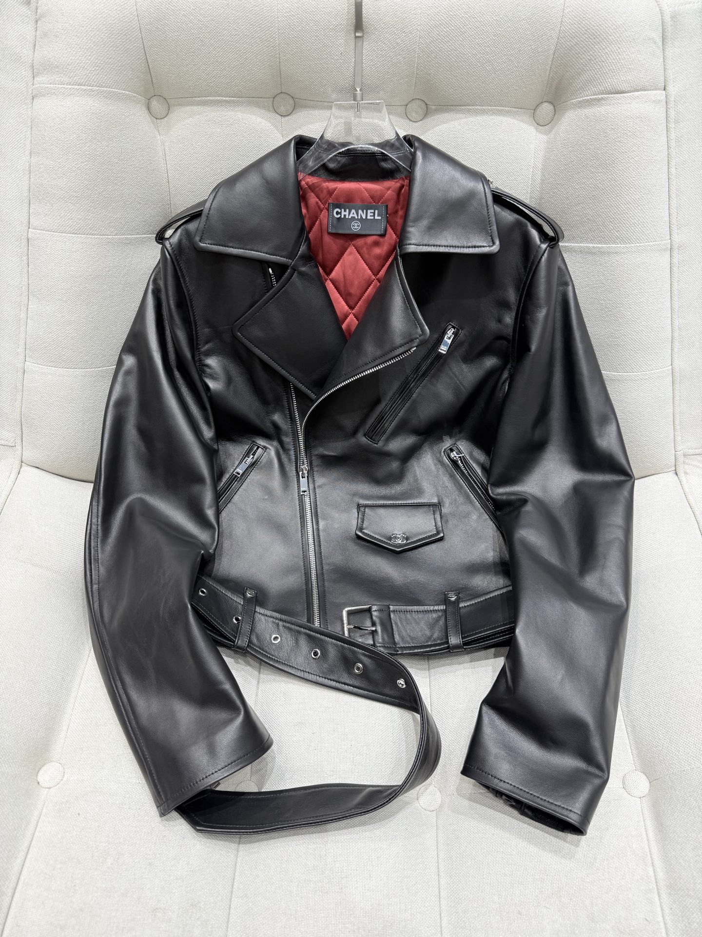 NO:932757,｜Chane*l Xiaoxiang Chanel｜Graffiti version｜1:1 original hardware mold customization. The leather jacket is really super handsome, original customization!  So many celebrities have the same style!  The material is imported lambskin, 1:1 heavy-duty model, which creates a delicate texture. The feel is soft and unmatched by other materials. It is soft and comfortable to wear. You can see the workmanship quality for yourself. Women's Size36-38-40-42-44, Chanel-clothing, chanel, chanel, leather jacket, sheepskin,19860909｜Chane*l 小香 香奈儿｜涂鸦版｜ 1:1原版五金开模定制 皮衣真的超级帅了, 原版定制！超多明星同款！ 材质进口小羊皮,1:1重工款 营造出那种细腻的质感,手感是其他材质无法比拟的柔软,穿起来柔软舒服. 做工品质自己看. 女款Size36-38-40-42-44,香奈儿-服装,chanel,chanel,leather jacket,sheepskin,,Women's clothing