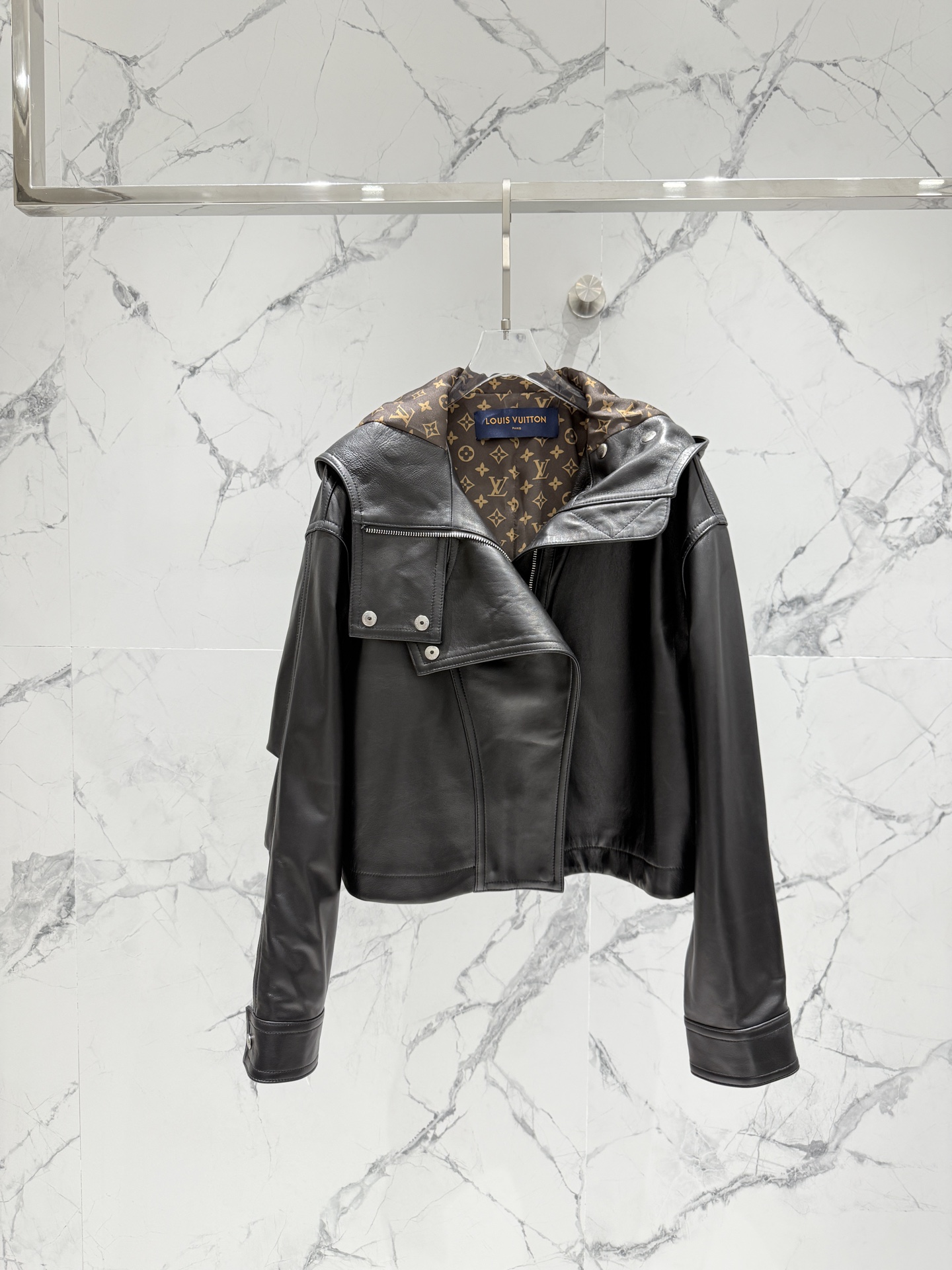 NO:931566,High-end custom handmade workshop series catwalk style LOUIS VUITTO* Louis Vuitton LV latest leather jacket Material imported sheepskin ↘Imported custom hooded leather jacket Hardware mold customization 1:1 Heavy industry printing with logo ↘High version customization ↘Women's size Size36-38-40-42, Louis Vuitton-clothing, louis vuitton, louis vuitton, louis  vuitton,leather jacket,sheepskin,hats,19860909高端定制手工坊系列 走秀款  LOUIS VUITTO* 路易威*登LV 最新款皮衣 材质进口绵羊皮 ↘进口定制戴帽款皮衣 五金开模定制1:1 重工印花配Logo ↘高版本定制款 ↘女款 Size36-38-40-42,路易威登-服装,louis vuitton,louis vuitton,louis vuitton,leather jacket,sheepskin,hats,,Women's clothing