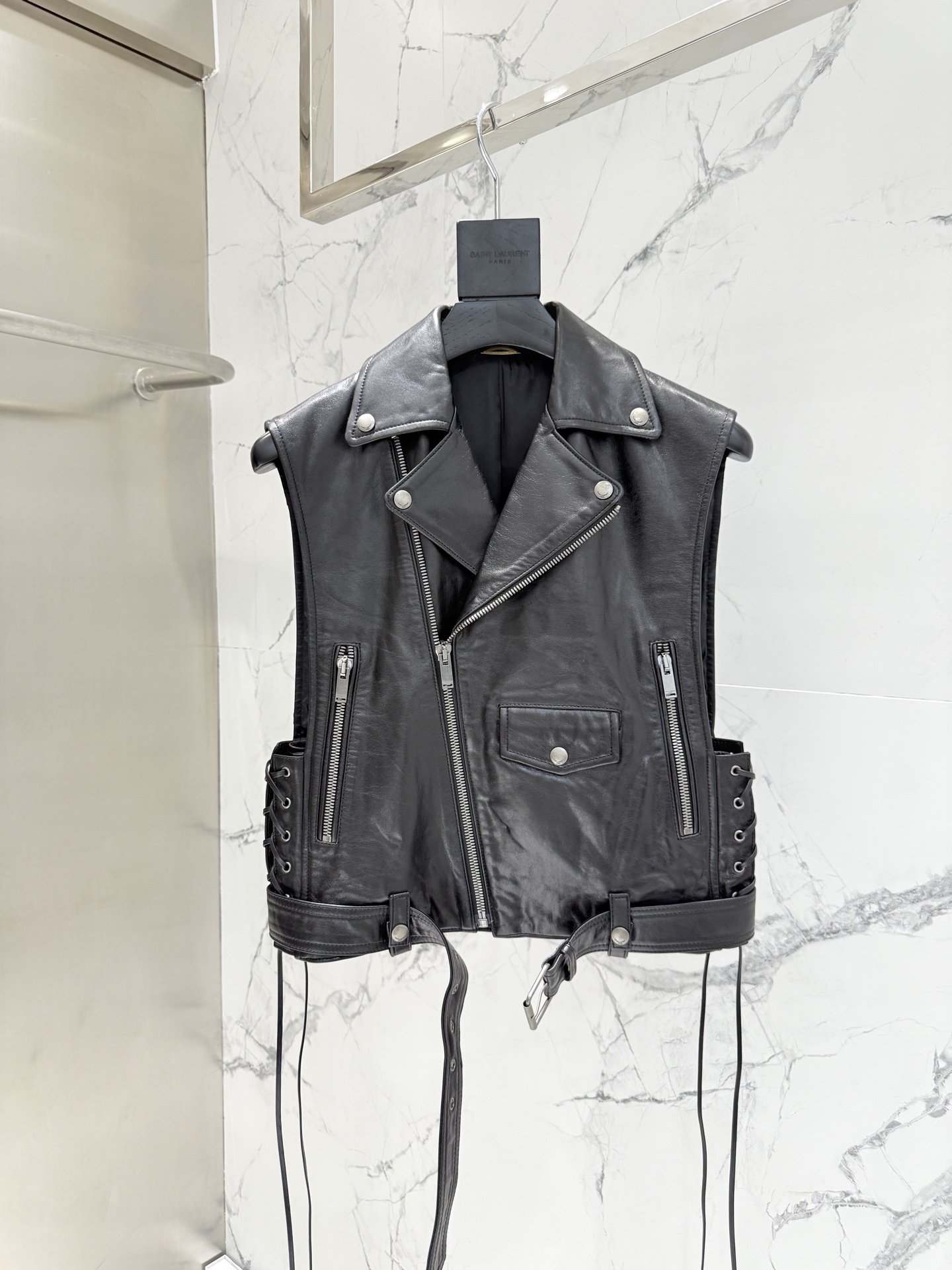 NO:944779,｜ *Saint Lauren*lan leather jacket｜ In the hands of Hedi Slimane, there are countless classics that have evolved into countless versions. It is a very slim and simple item. Saint Lauren*t material. Imported top-grade sheepskin. Each zipper hardware is 1:1 original model with logo. Textured leather text cannot be described. Details verified!  I only make high-end versions. Welcome to compare. Women's size 36 38 40 42, saint laurent-clothing, saint laurent, saint laurent, leather jacket, sheepskin,19860909｜ * 圣罗*兰皮皮衣｜ 在hedi slimane手中有无数的经典演变过无数个版本 是一款非常显瘦简单的单品 Saint Lauren*t 圣罗兰 材质 进口顶级羊皮每个拉链五金1:1原版开模配logo 质感皮质文字无法描述.细节验证！我家只做高版本 欢迎对比 女款Size 36 38 40 42,圣罗兰-服装,saint laurent,saint laurent,leather jacket,sheepskin,,Women's clothing