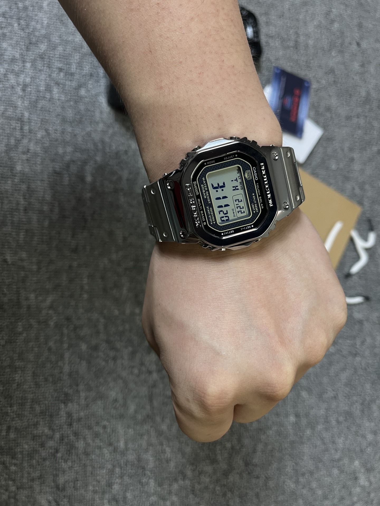 💰68
【卡西欧顶版本b5000系列/银】可配全套包装📦（铁盒+说明书+保修卡+手提袋）
卡西欧G-SHOCK GMW-B5000系列、时百尚搭的电子表！Led照明，每日闹钟，整点响报，秒表，倒计时，金属表盘树脂材质/精钢表带，矿物玻璃，厚度13mm 表壳横径43.2mm 请认准独品家质，余文乐同款⌚️卡西欧，配全套包装！